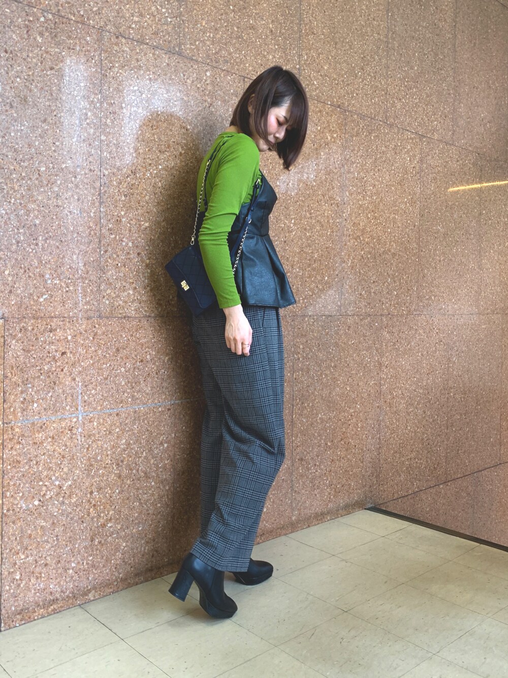 ブラック系のブーツ、ブルー系のショルダーバッグを着用したレディースの秋コーディネートの1枚目の写真