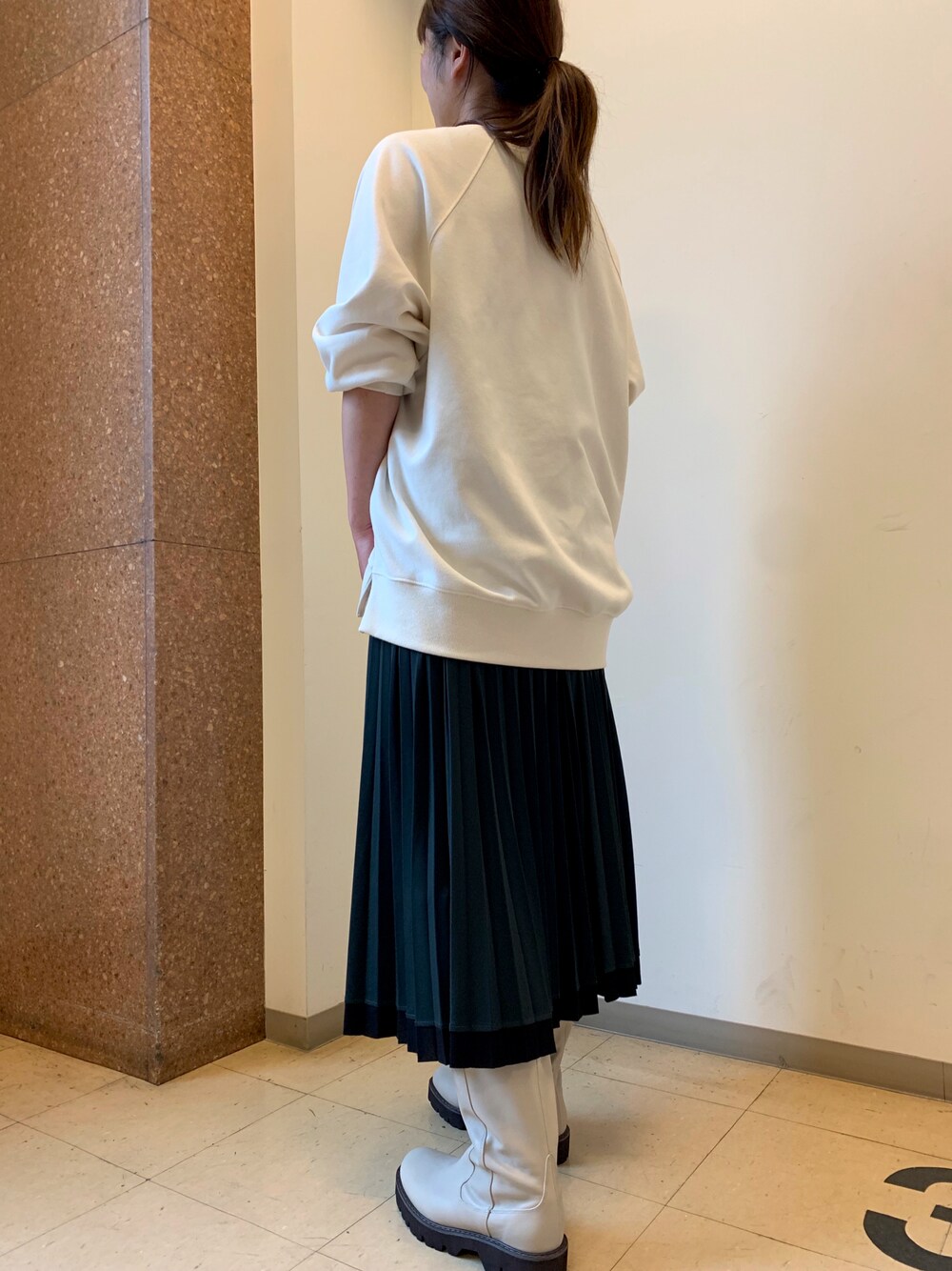 ホワイト系のブーツ、ホワイト系のTシャツ/カットソーを着用したレディースの秋コーディネートの1枚目の写真