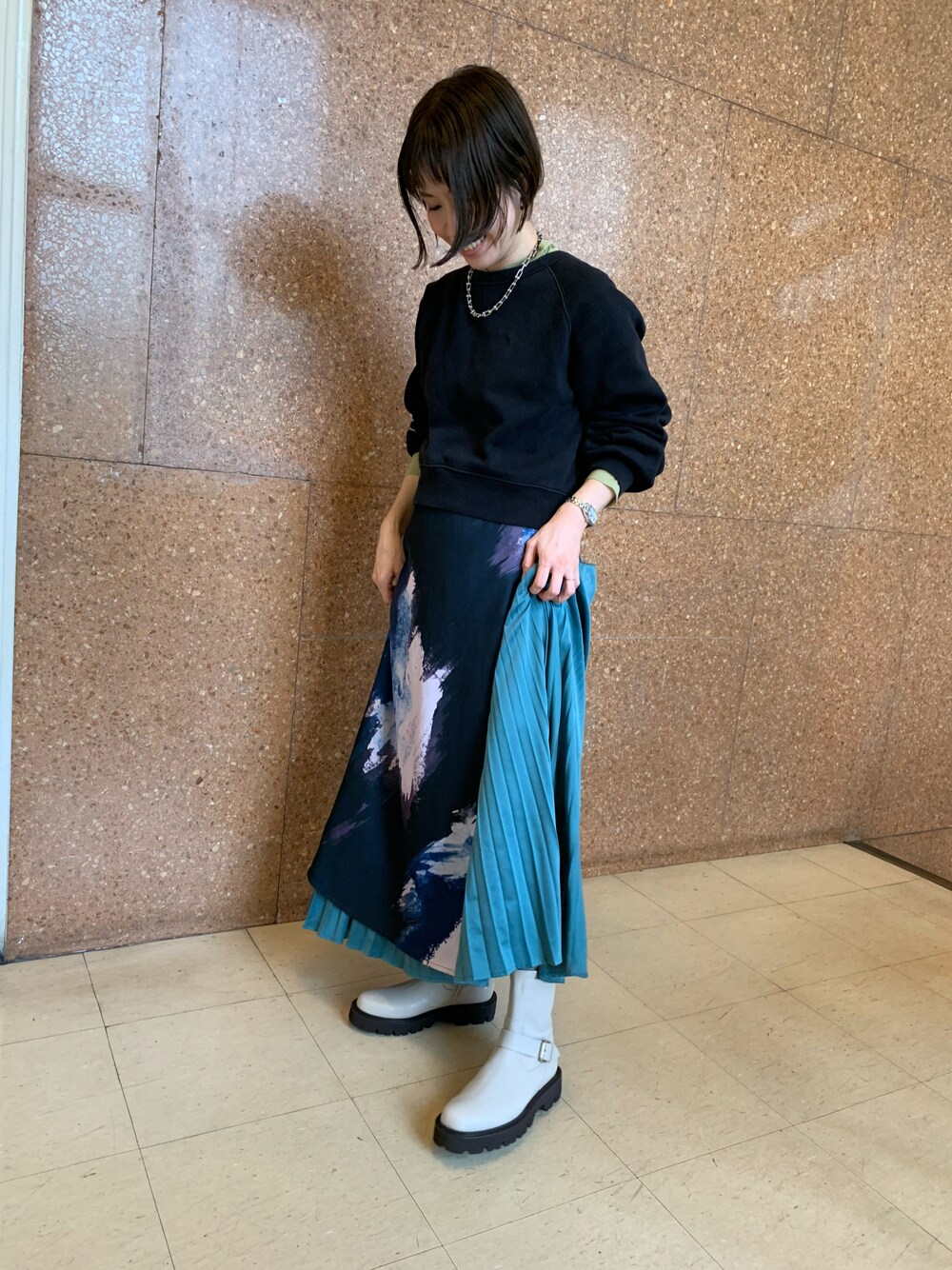 ホワイト系のブーツを着用したレディースの秋コーディネートの1枚目の写真