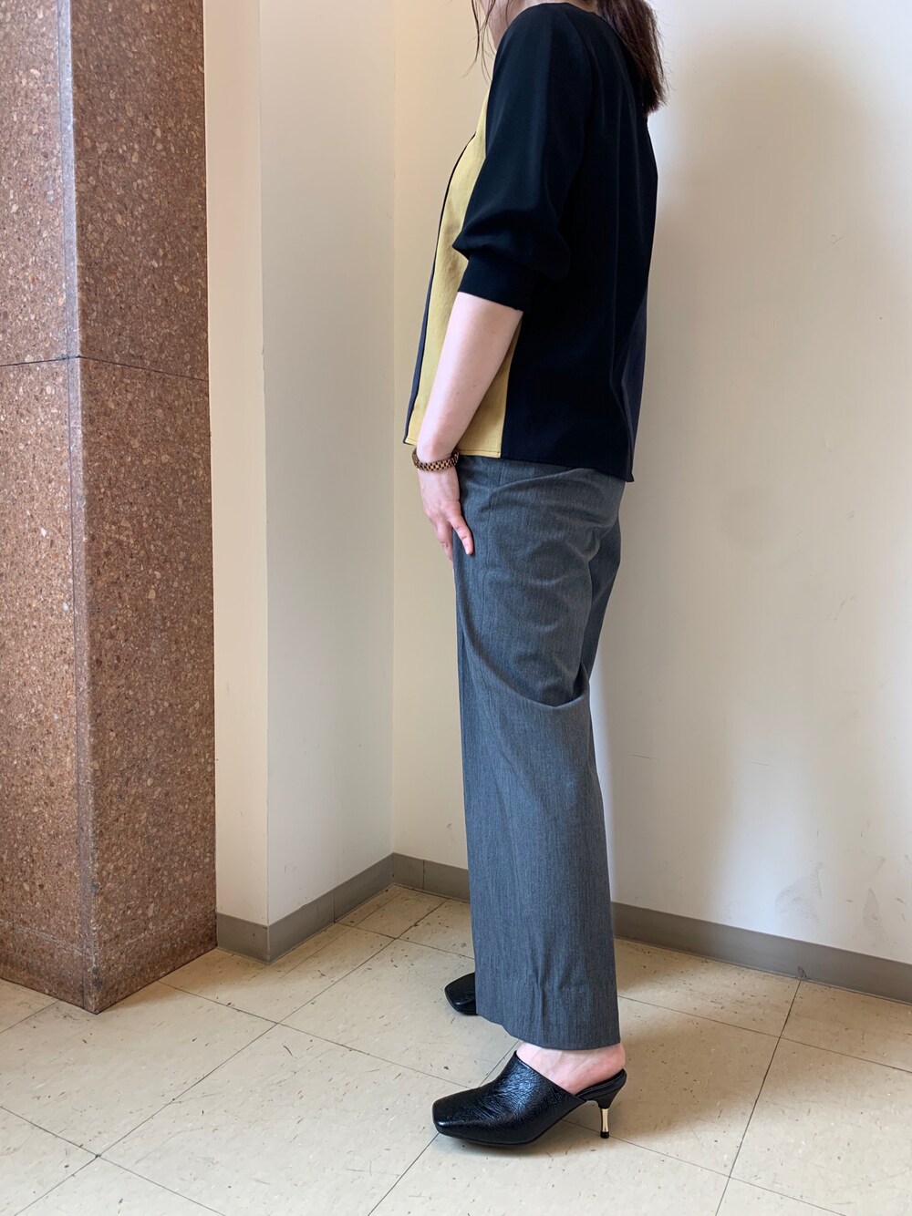 ブラック系のパンプス、グレー系のパンツ、ブラック系のシャツ/ブラウスを着用したレディースの秋コーディネートの1枚目の写真