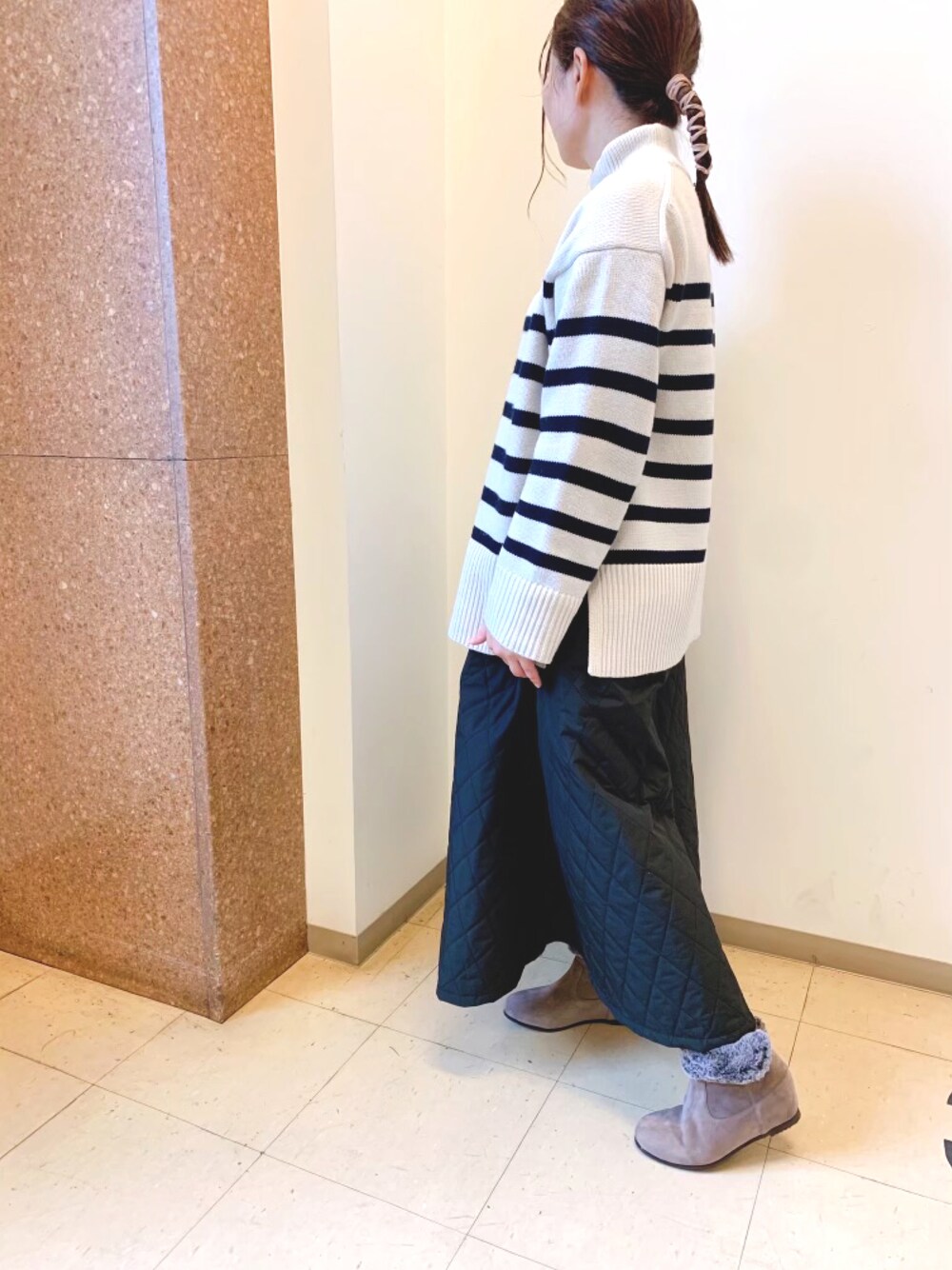 その他のニット/セーター、ブラック系のスカート、ベージュ系のブーツを着用したレディースの冬コーディネートの1枚目の写真