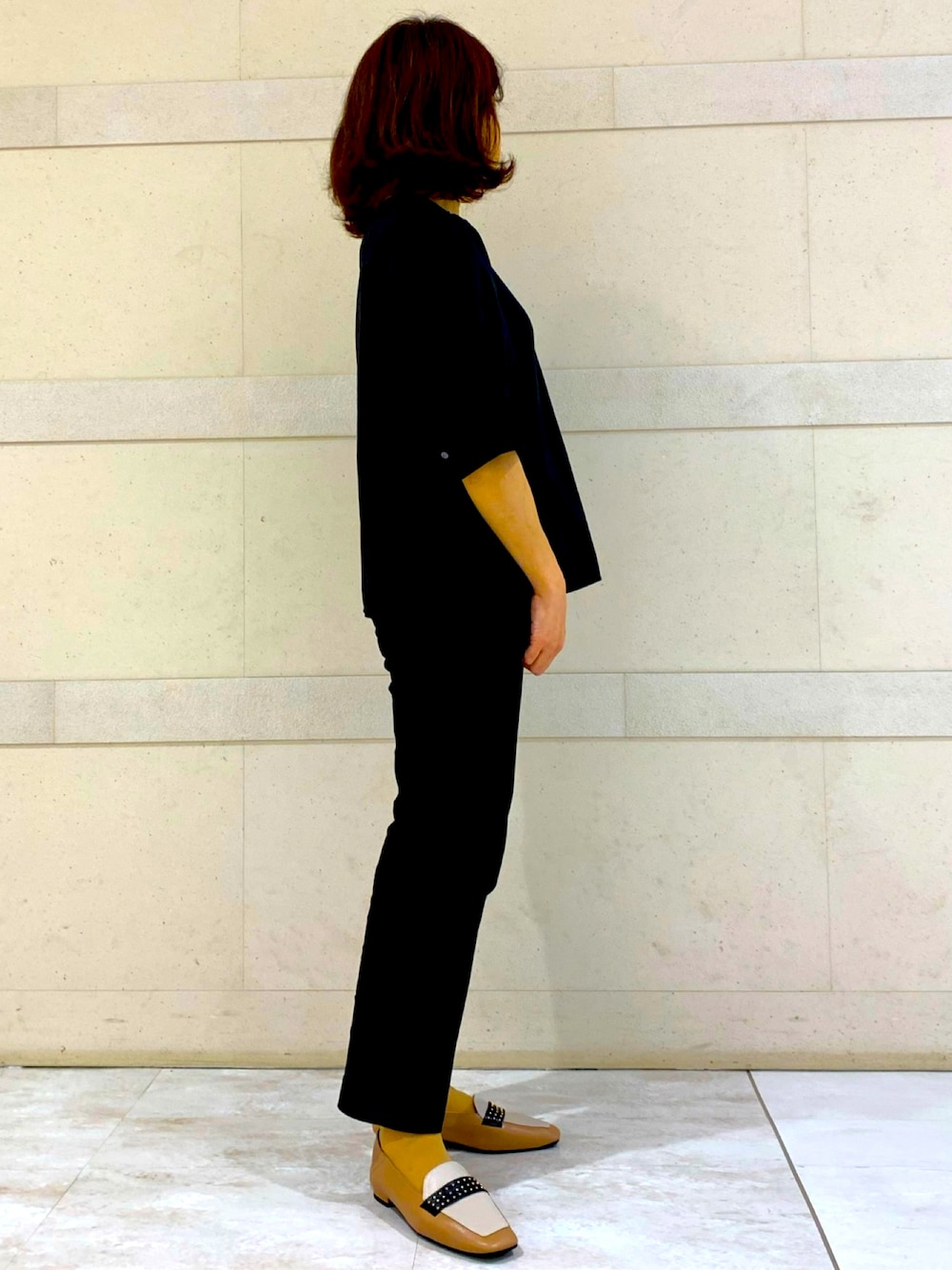 ベージュ系のローファーを着用したレディースの秋コーディネートの1枚目の写真