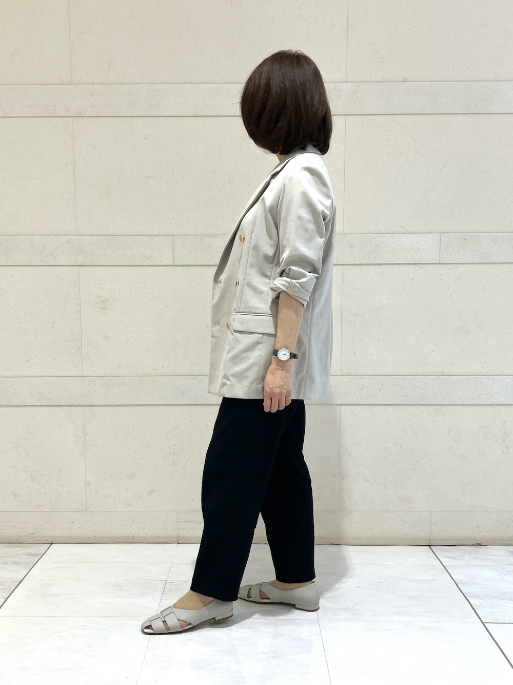 グレー系のパンプスを着用したレディースの春コーディネートの1枚目の写真