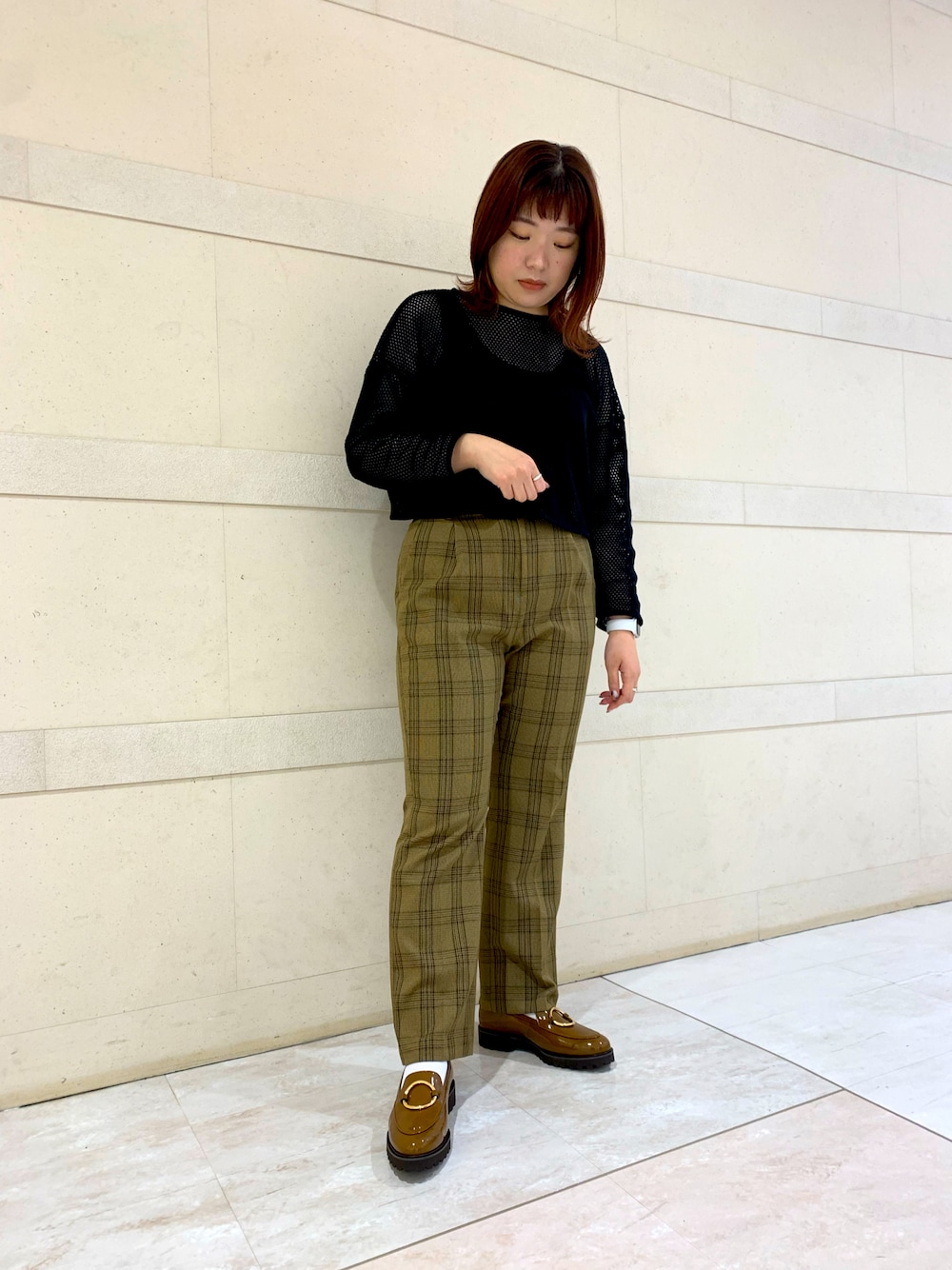 ブラウン系のローファーを着用したレディースの秋コーディネートの1枚目の写真