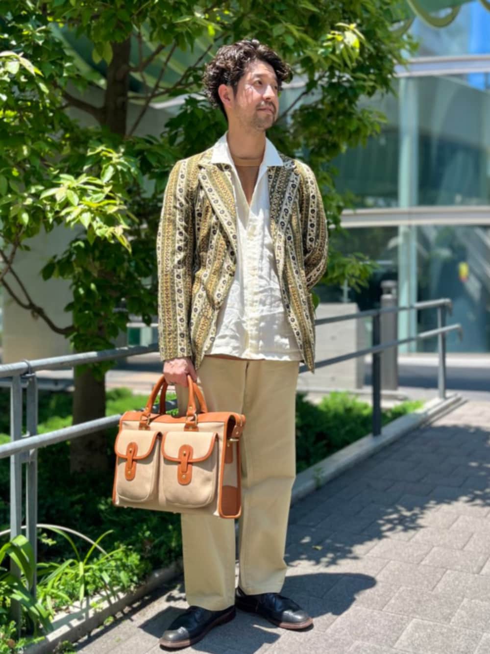 「SHIPS、シップス、リネンシャツ、半袖シャツ、リンガーTシャツ、チノパンツ、ワントーンコーデ」｜「GHURKA の【SHIPS別注】GHURKA: 50th ANNIV 1st EXAMINER NO.5（ビジネスバッグ、グリーン系）」を使った、佐藤さん（メンズ・173cm）の夏コーディネートの1枚目の写真
