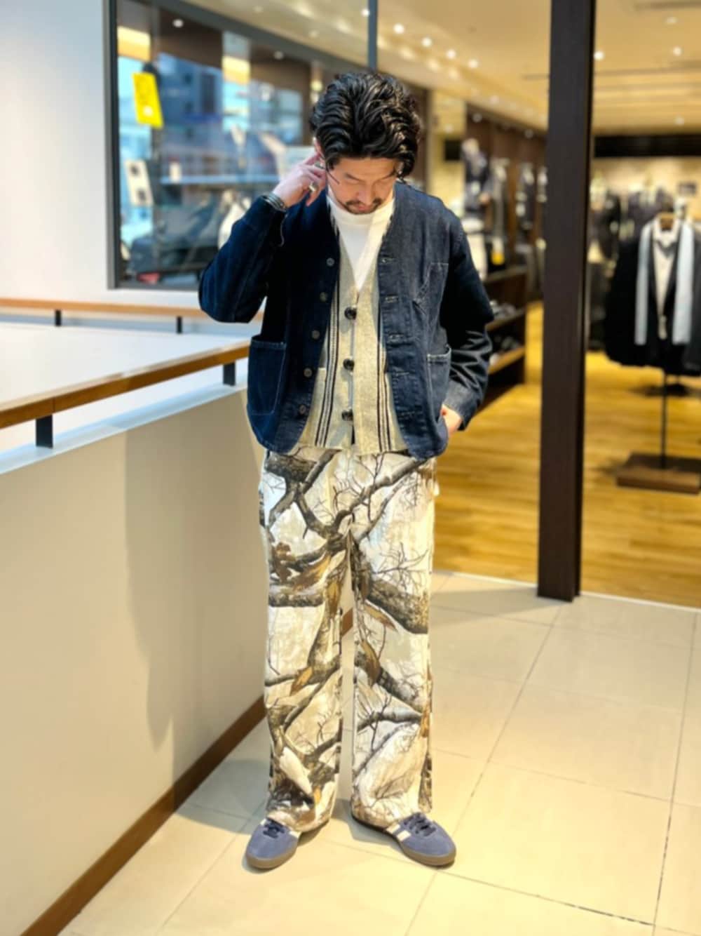 「SHIPS、adidas、カモフラージュ、ワークパンツ」｜「adidasの【SHIPS別注】adidas: 50th ANNIV GAZELLE INDOOR（スニーカー、ブルー系）」を使った、佐藤さん（メンズ・173cm）の春コーディネートの1枚目の写真