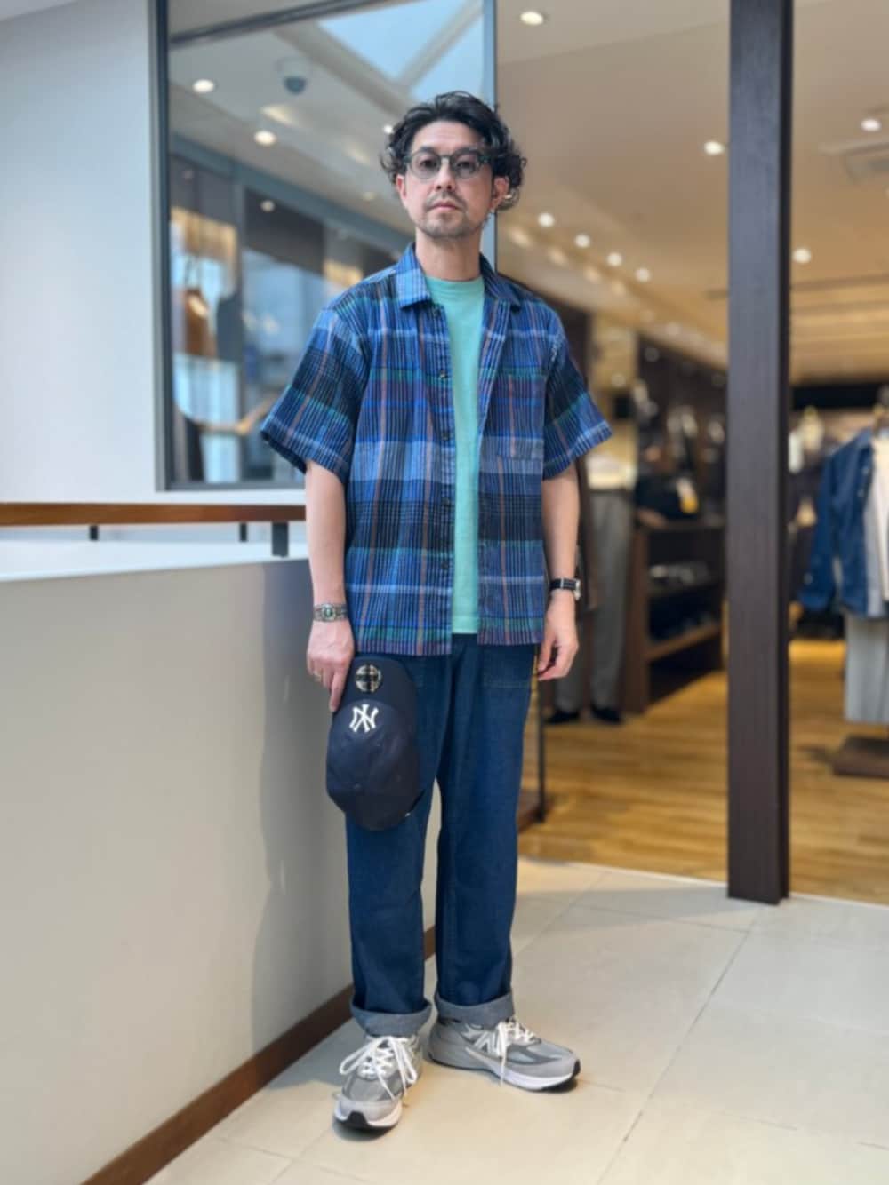 「SHIPS、シップス、New Balance、NEW ERA、ワントーンコーデ、ブルー、サングラス」｜「SHIPSのSHIPS: ボイル ビッグ チェック レギュラーカラー ウィークエンド ショートスリーブ シャツ（シャツ/ブラウス、ブルー系）」を使った、佐藤さん（メンズ・173cm）の春コーディネートの1枚目の写真