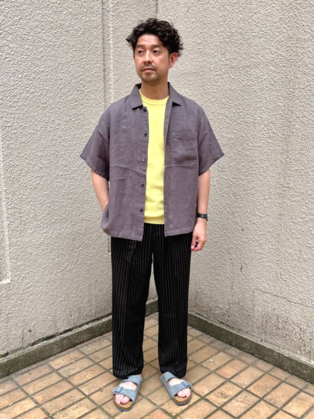 「SHIPS、シップス、半袖シャツ、半袖、シャツスタイル、シャツ、ワイドスラックス、ニットTシャツ、サンダル、夏コーデ」｜「SHIPSのSHIPS: リネン パナマ ウィークエンド ショートスリーブ シャツ（シャツ/ブラウス、グレー系）」を使った、佐藤さん（メンズ・173cm）の夏コーディネートの1枚目の写真