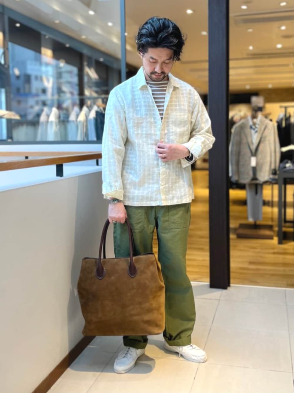 「SHIPS、シップス、シアーシャツ、ボーダーTシャツ、スウェードバッグ、トートバッグ」｜「SHIPSのSHIPS: ラミー ドビー ウィークエンド ロングスリーブ シャツ（シャツ/ブラウス、ベージュ系）」を使った、佐藤さん（メンズ・173cm）の春コーディネートの1枚目の写真