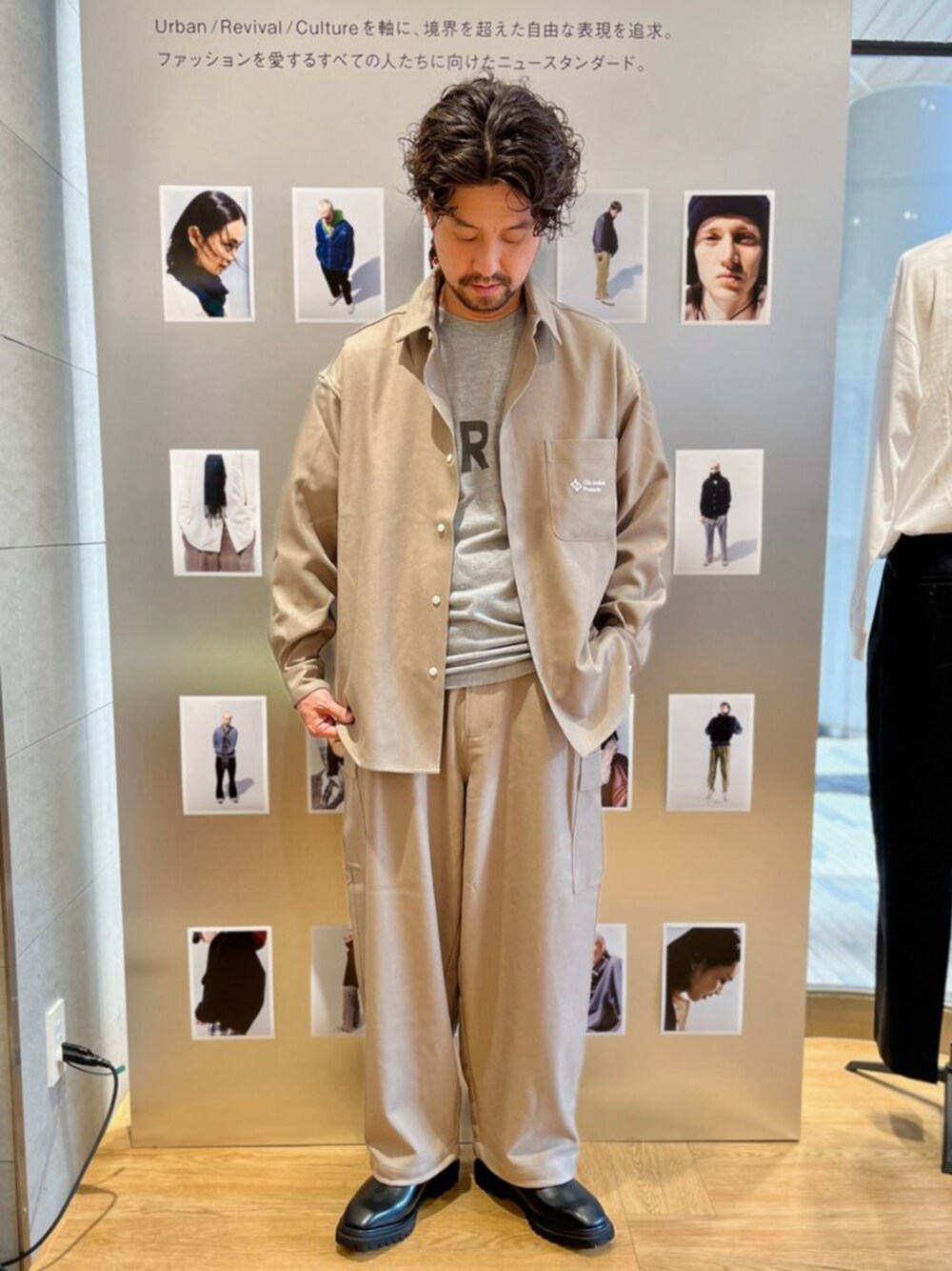 「シップス、SHIPS、カジュアルコーデ、大人カジュアル、カーキ、City Ambient Products、オーバーサイズ、オーバーシャツ、カーゴパンツ、ワイドパンツ」｜「City Ambient ProductsのCity Ambient Products: ワイド ユーティリティ カーゴパンツ（カーゴパンツ、ベージュ系）」を使った、佐藤さん（メンズ・173cm）の秋コーディネートの1枚目の写真