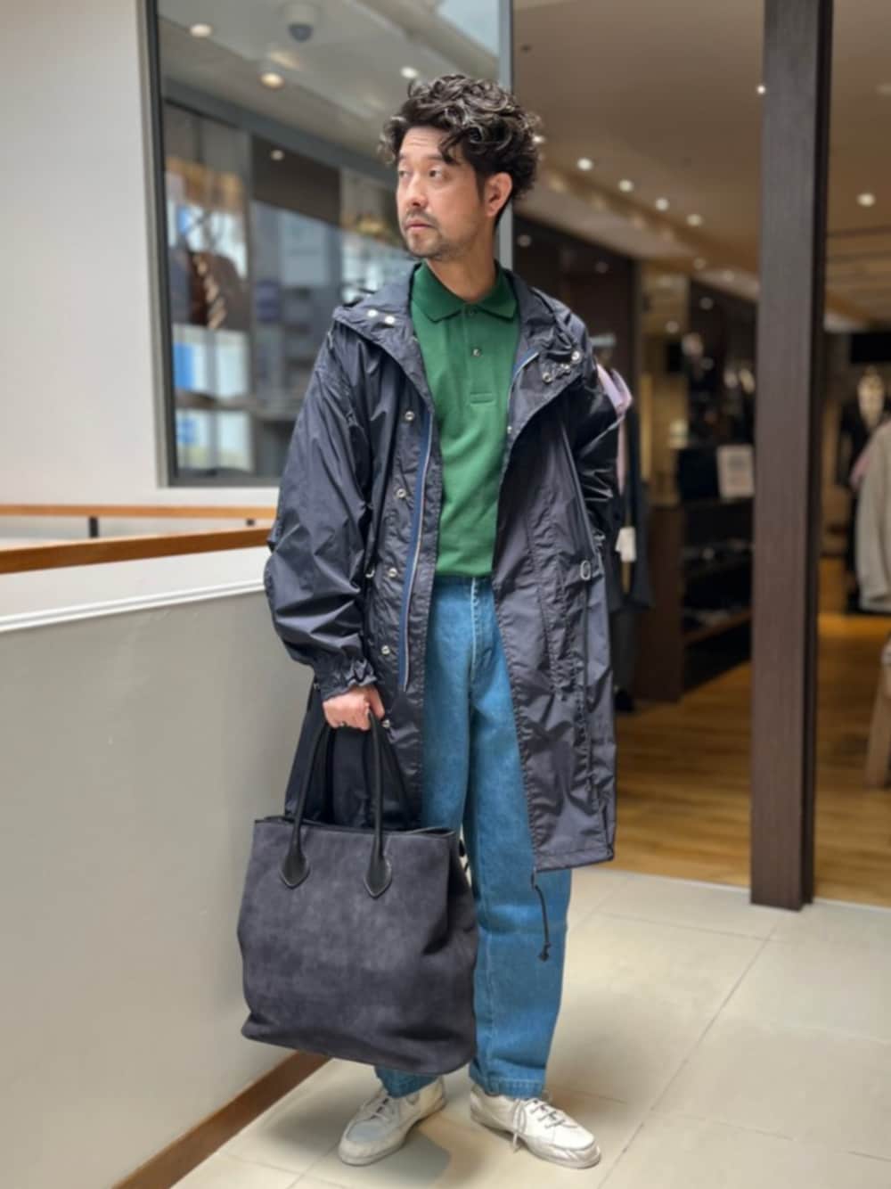 「SHIPS、シップス、ポロシャツ、デニムパンツ、トートバッグ、カジュアル、カジュアルコーデ」｜「LACOSTEの【SHIPS別注】LACOSTE: 50th ANNIV ドロップテイル ポロシャツ（ポロシャツ、グリーン系）」を使った、佐藤さん（メンズ・173cm）の夏コーディネートの1枚目の写真