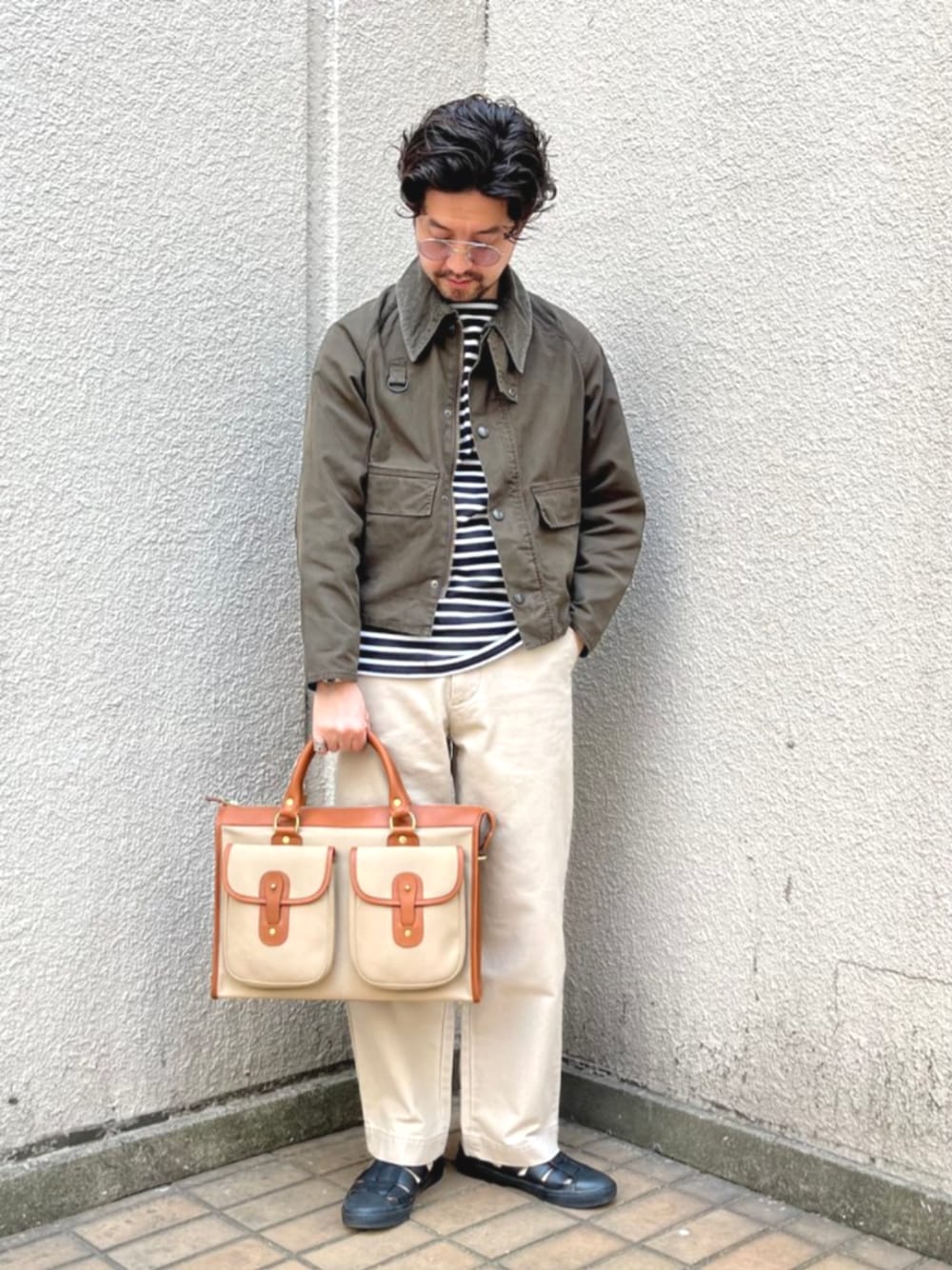 「SHIPS、シップス、50th anniversary、チノパン」｜「SHIPSのSHIPS: ストーン ウォッシュ コットン パンツ (セットアップ対応)（その他パンツ、ベージュ系）」を使った、佐藤さん（メンズ・173cm）の春コーディネートの1枚目の写真