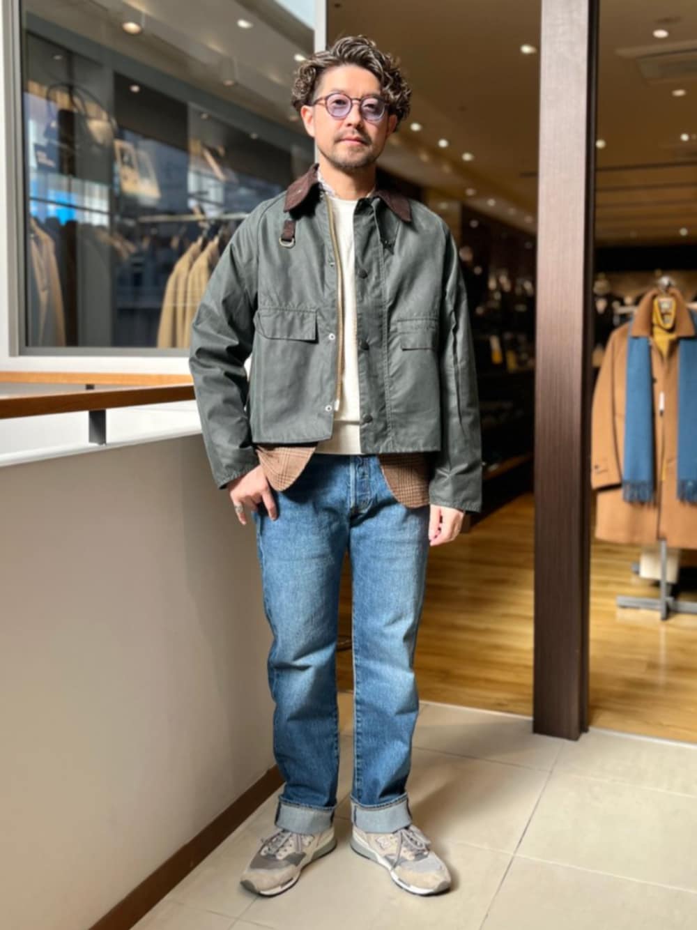 「シップス、SHIPS、barbour、Levi's、ブルゾン、デニム、メガネ男子」｜「BarbourのBarbour　spey wax jacket（その他アウター、グリーン系）」を使った、佐藤さん（メンズ・173cm）の冬コーディネートの1枚目の写真