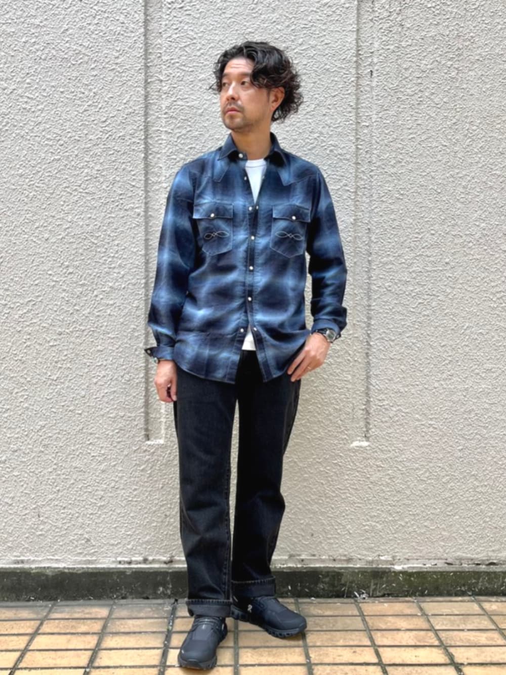 「SHIPS、シップス、デニムパンツ、ジーンズ、アメカジ、アメカジコーデ」｜「SHIPSのLevi’s: 555 RELAXED STRAIGHT（デニムパンツ、ブラック系）」を使った、佐藤さん（メンズ・173cm）の秋コーディネートの1枚目の写真