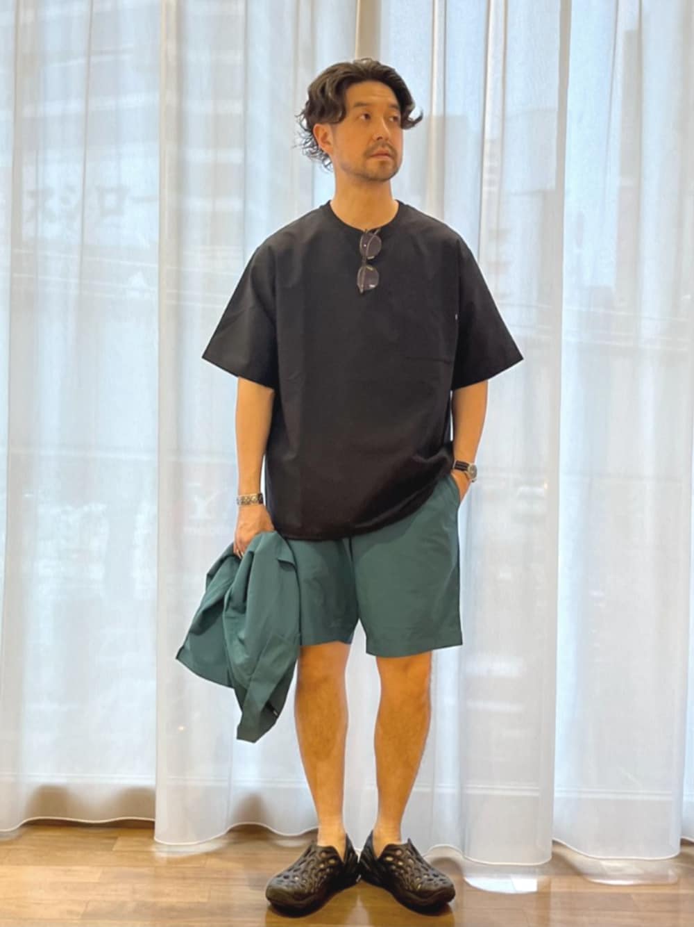 「SHIPS、シップス、オープンカラーシャツ、ハーフパンツ、セットアップ、サンダル、夏コーデ」｜「SHIPSのMERRELL: HYDRO NEXT GEN MOC（サンダル、ブラック系）」を使った、佐藤さん（メンズ・173cm）の春コーディネートの1枚目の写真