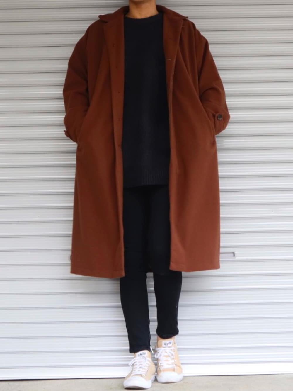 「スニーカー、ニット、コンバース、レイヤードスタイル、ロングコート、大人カジュアル、スニーカーコーデ、ブラウン、ootd、スキニーデニム、カジュアルコーデ、outfit、今日のコーデ、秋冬コーデ、お洒落さんとつながりたい」｜「kutirのビッグステンカラーコート（その他アウター、ブラウン系）」を使った、Shinさん（メンズ・178cm）の秋コーディネートの1枚目の写真