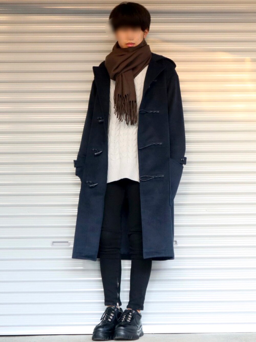グレー系のニット/セーター、ブラック系のその他パンツ、ブラック系のスニーカーを着用したメンズの秋コーディネートの1枚目の写真