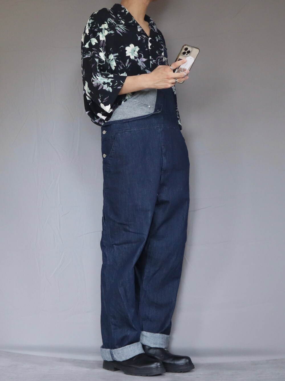 ブルー系のオールインワン・サロペット、ブラック系のブーツを着用したメンズの春コーディネートの1枚目の写真