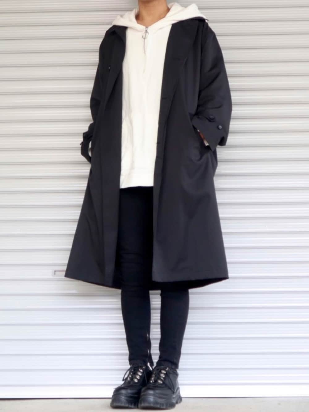 「スニーカー、ステンカラーコート、パーカー、秋のコーデ、モノトーン、スニーカーコーデ、きれいめカジュアル、ootd、スキニーデニム、モノトーンコーデ、outfit、今日のコーデ、オトナカジュアル、秋コーデ、ラブアンドピース2021」｜「G.O.Cのストレッチ スキニーパンツ ダメージ加工（その他パンツ、ブラック系）」を使った、Shinさん（メンズ・178cm）の秋コーディネートの1枚目の写真