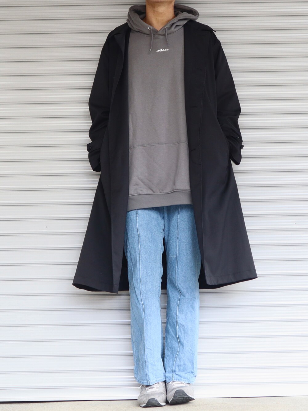 「ビッグシルエット、レイヤードスタイル、パーカー、カジュアル、ootd、デニム、デニムパンツ、スニーカー、スニーカーコーデ、ステンカラーコート、きれいめカジュアル、大人カジュアル、outfit、フレアパンツ、ニューバランス」｜「ADRERのリンゴシシュウビックパーカー（パーカー、グレー系）」を使った、Shinさん（メンズ・178cm）の冬コーディネートの1枚目の写真