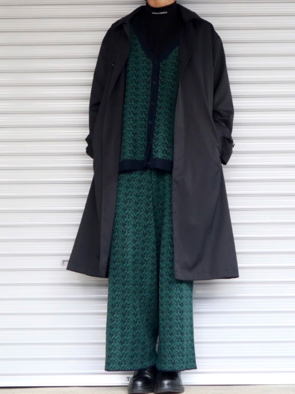 「休日スタイル、セットアップ、レイヤードスタイル、ベスト、グリーン、ブーツ、モード、ニット、プチプラ、ootd、outfit、ワイドパンツ、大人カジュアル、ステンカラーコート、きれいめカジュアル」｜「Ellno Losetのジオメ柄ニットベスト（セットアップ対応）（ベスト、グリーン系）」を使った、Shinさん（メンズ・178cm）の冬コーディネートの1枚目の写真