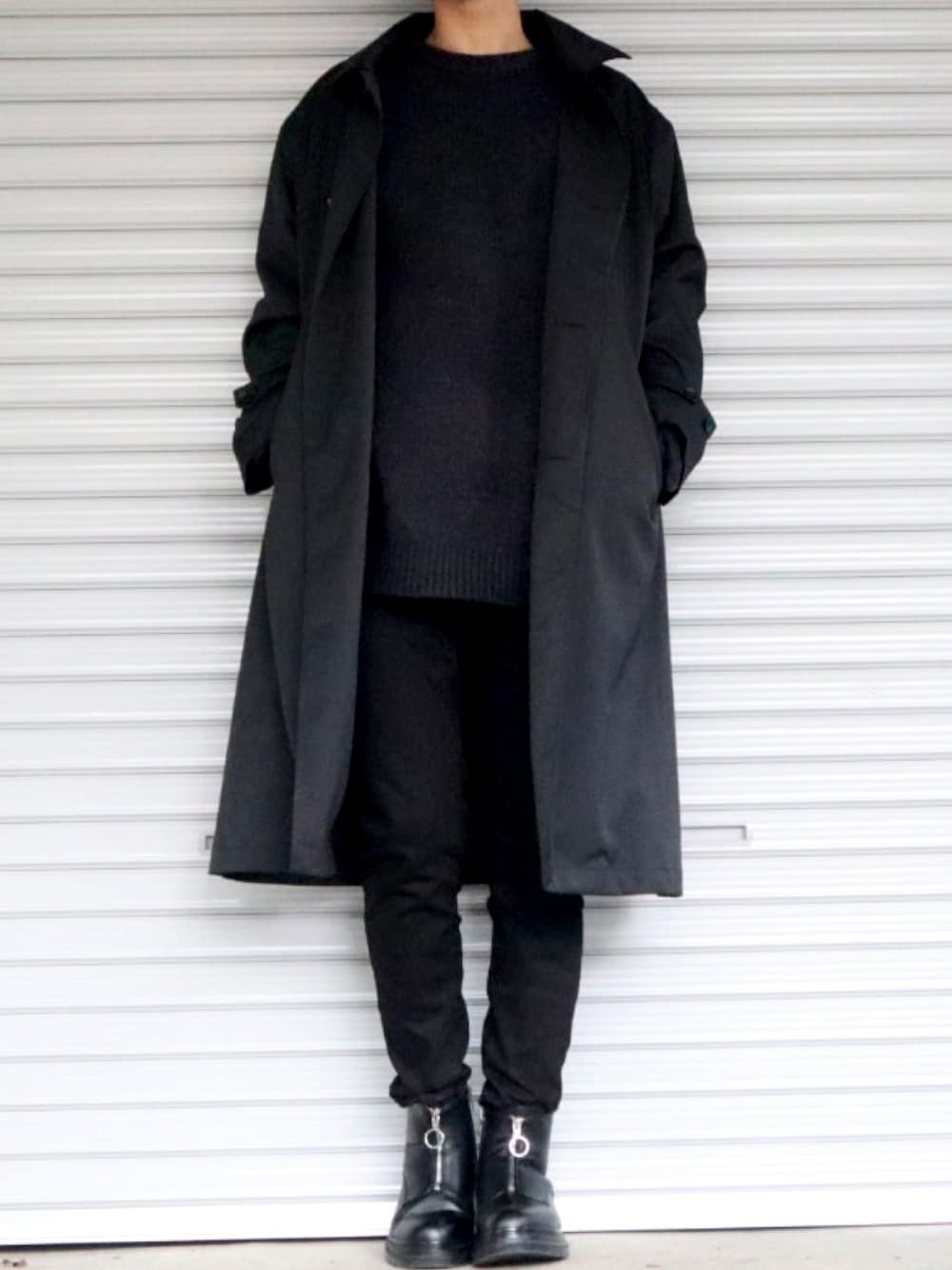 「ootd、outfit、ブラック、黒、黒スキニー、ステンカラーコート、ブーツ、ニット、シンプル、ビッグシルエット、シンプルコーデ、冬、冬コーデ、きれいめカジュアル、スキニーデニム」｜「ADRERのADRER 極上ふわもちニット（ニット/セーター、ブラック系）」を使った、Shinさん（メンズ・178cm）の冬コーディネートの1枚目の写真