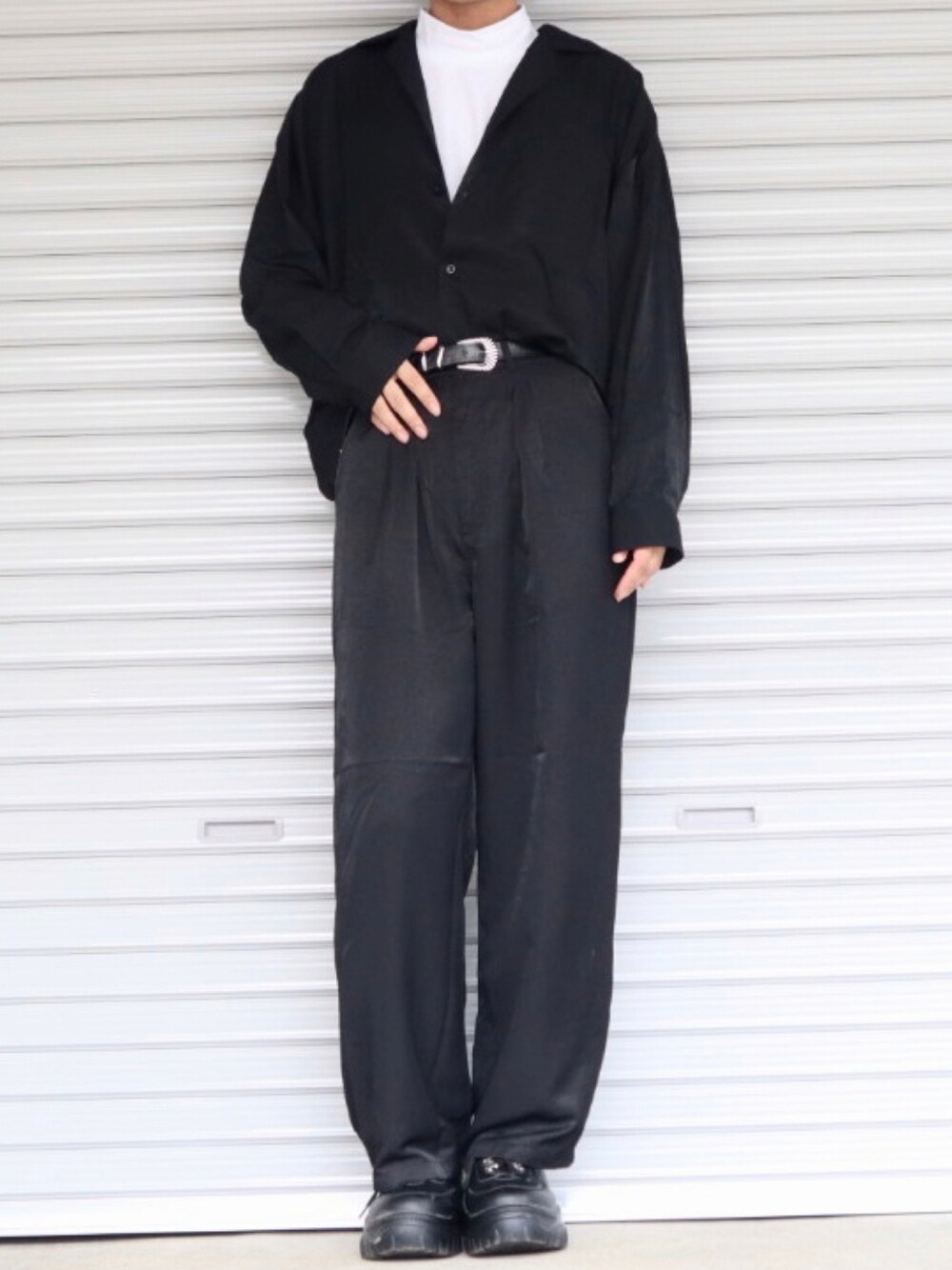 ブラック系のシャツ/ブラウス、ブラック系のスラックス、ブラック系のスニーカーを着用したメンズの秋コーディネートの1枚目の写真