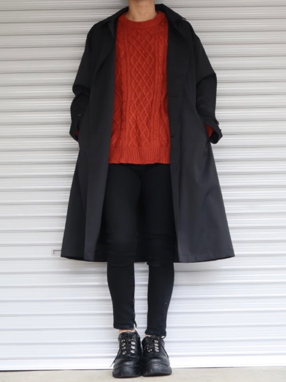 「スニーカー、ニット、シンプル、ブラック、黒、レイヤードスタイル、オレンジ、プチプラ、休日コーデ、冬、ootd、スキニーデニム、outfit、秋冬コーデ、未来のWEARISTAプロジェクト」｜「WEGOのWEGO/サイドスリットアランビッグシルエットセーター（ニット/セーター、オレンジ系）」を使った、Shinさん（メンズ・178cm）の冬コーディネートの1枚目の写真
