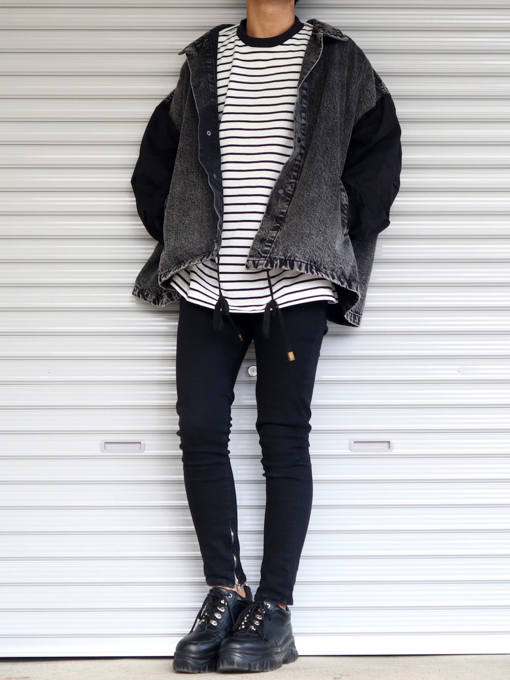 「春コーデ、春、カジュアル、デニム、デニムジャケット、スキニーデニム、黒スキニー、モノトーン、ootd、outfit、ボーダー、レイヤードスタイル、カジュアルコーデ、おしゃれさんと繋がりたい、ストリート」｜「ADRERのヴィンテージオーバースウィッチデニムジャケット（デニムジャケット、グレー系）」を使った、Shinさん（メンズ・178cm）の春コーディネートの1枚目の写真