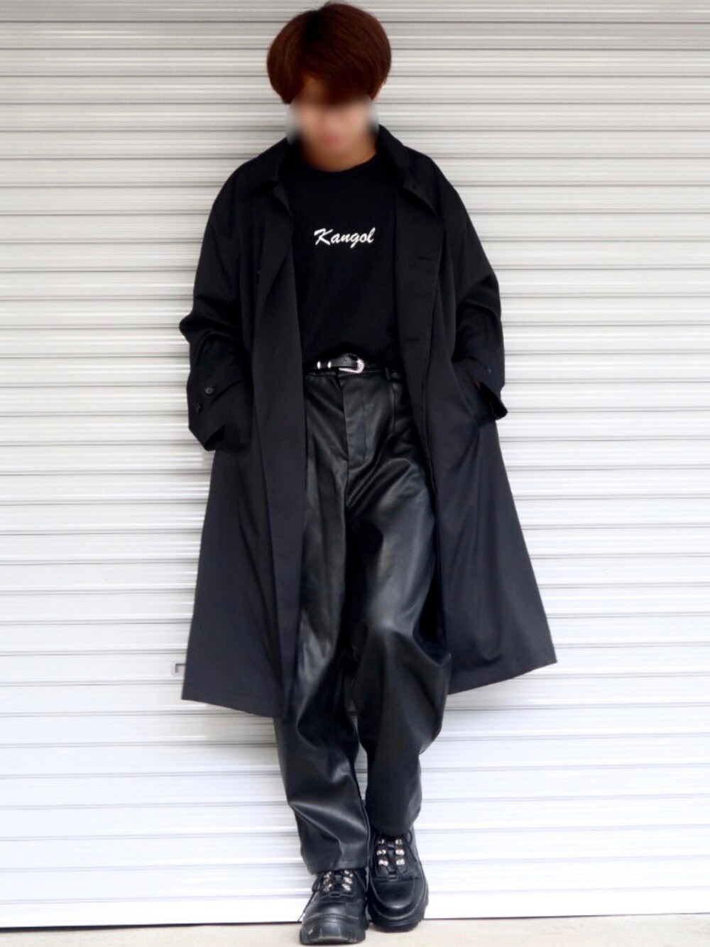 「スニーカー、ビッグシルエット、シンプル、ブラック、ステンカラーコート、秋のコーデ、ブラックコーデ、オーバーサイズ、大人コーデ、タックイン、きれいめカジュアル、レザーパンツ、シンプルコーデ、秋コーデ、秋先取りコーデ」｜「ADRERのオーバースプリングステンカラーコート（ステンカラーコート、ブラック系）」を使った、Shinさん（メンズ・178cm）の秋コーディネートの1枚目の写真