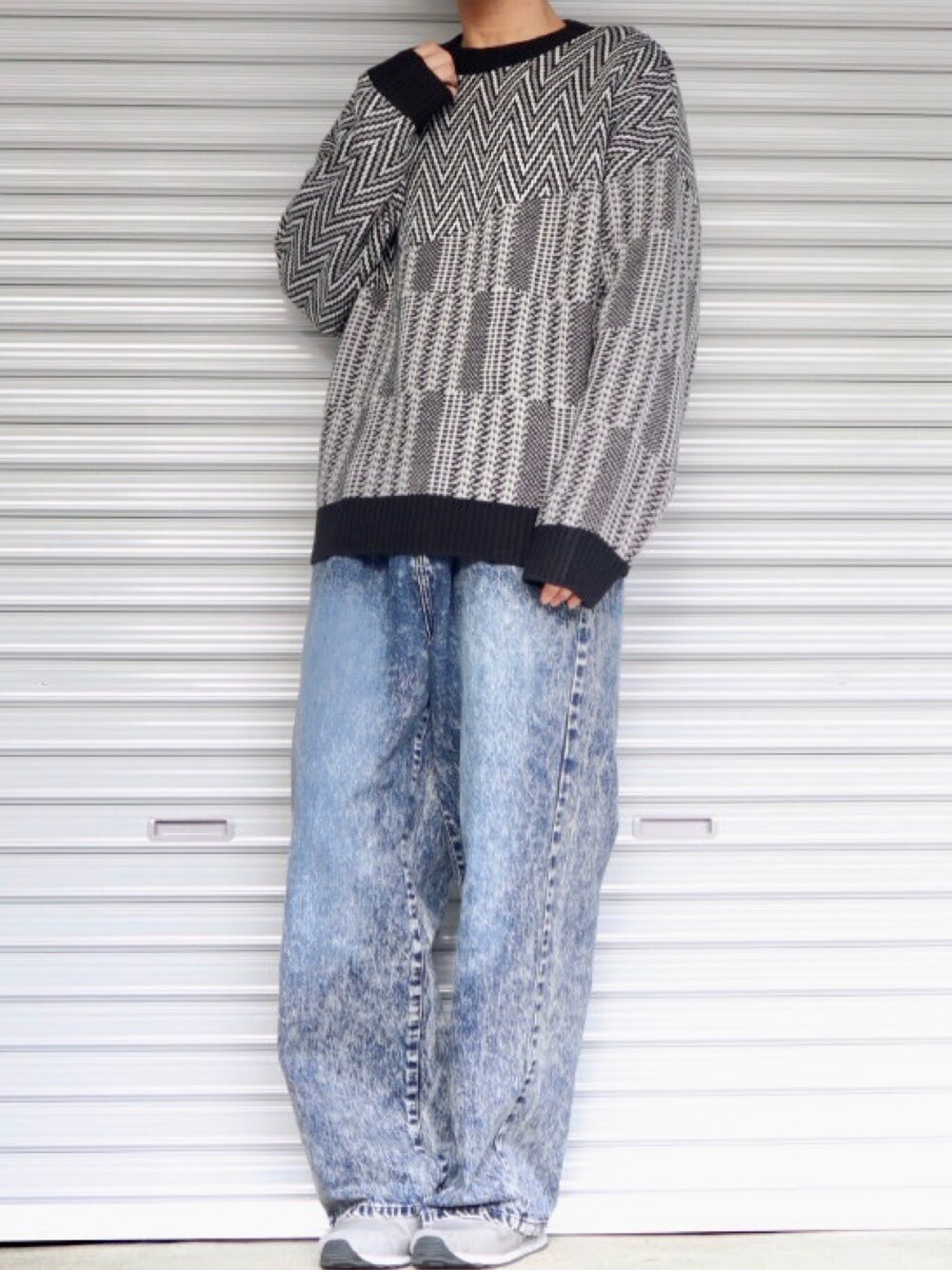 「スニーカー、ニット、デニム、カジュアル、ニューバランス、秋のコーデ、スニーカーコーデ、ワイドパンツ、デニムパンツ、ラフ、リラックススタイル、ootd、カジュアルコーデ、秋コーデ、秋冬コーデ」｜「Ellno Losetのアシンメトリージャガードニット（ニット/セーター、ブラック系）」を使った、Shinさん（メンズ・178cm）の秋コーディネートの1枚目の写真