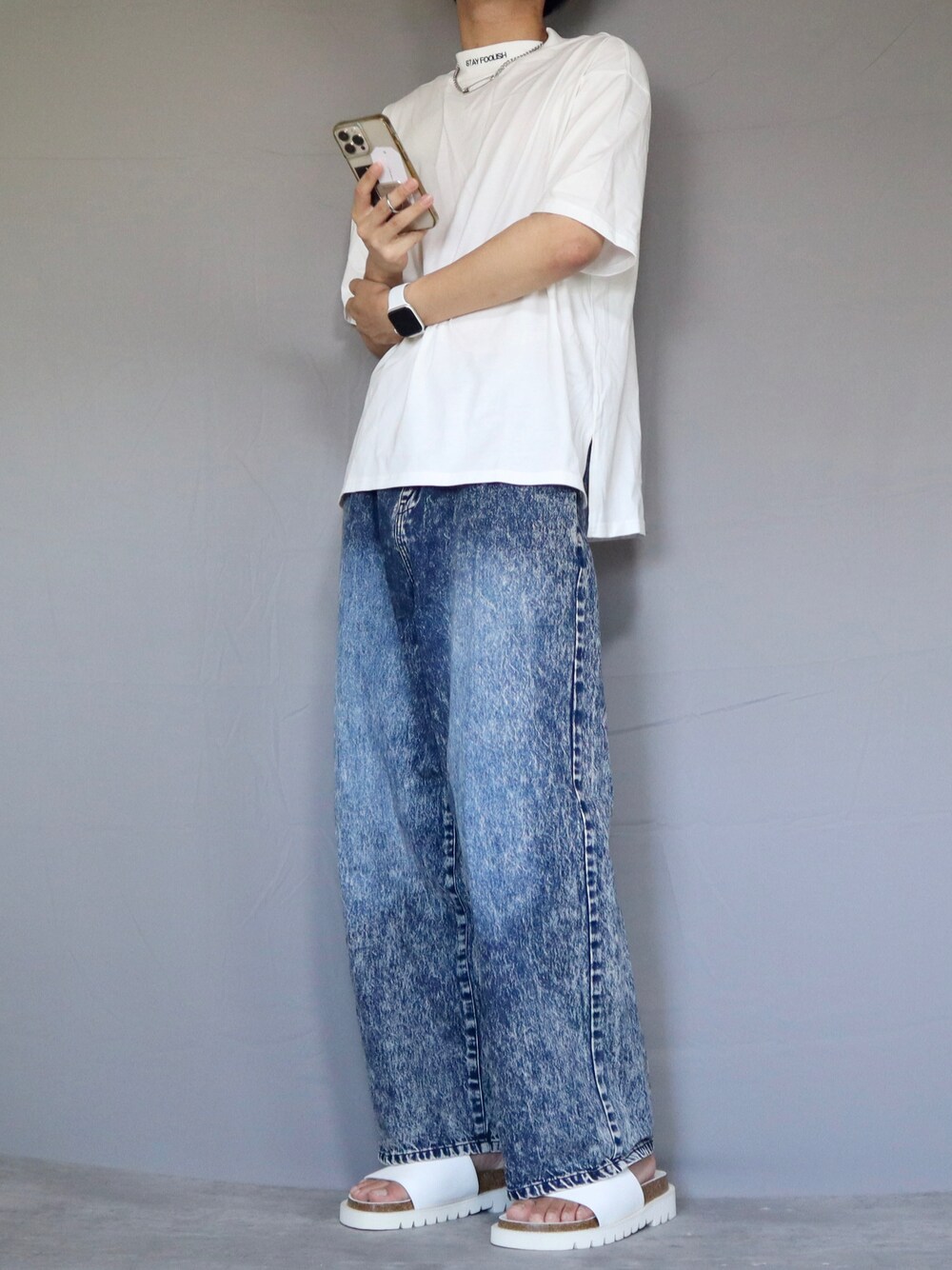 「夏コーデ、夏、デニム、デニムパンツ、爽やかコーデ、シンプル、カジュアルコーデ、カジュアル、サンダル、ootd、シャワーサンダル、休日スタイル、Tシャツ、リラックススタイル、ラフ」｜「Ellno LosetのモックネックシシュウTシャツ（Tシャツ/カットソー、ホワイト系）」を使った、Shinさん（メンズ・178cm）の夏コーディネートの1枚目の写真