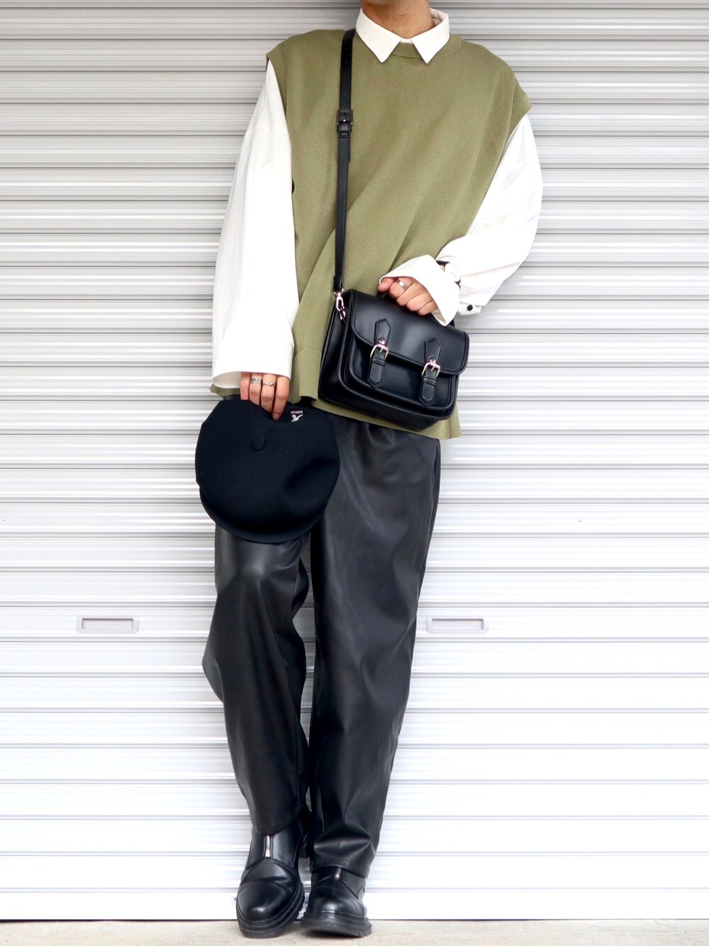 「春コーデ、春、レイヤードスタイル、ベスト、レザー、ブーツ、プチプラ、シャツスタイル、ootd、outfit、ビッグシルエット、GU、大人カジュアル、プチプラコーデ、休日スタイル」｜「DEVICEの【インフルエンサーMASAKI ×DEVICE コラボ】Rename  フェイクレザー サッチェルバッグ（ショルダーバッグ、ブラック系）」を使った、Shinさん（メンズ・178cm）の冬コーディネートの1枚目の写真