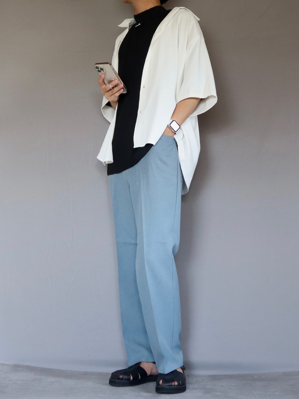 「大人カジュアル、レイヤードスタイル、シャツスタイル、夏コーデ、GU、プチプラ、サンダル、グルカサンダル、ootd、outfit、カラーパンツ、ストレートパンツ、夏、ビッグシルエット、大人コーデ」｜「Ellno Losetのシシュウロゴレギュラーシャツ（シャツ/ブラウス、ホワイト系）」を使った、Shinさん（メンズ・178cm）の夏コーディネートの1枚目の写真