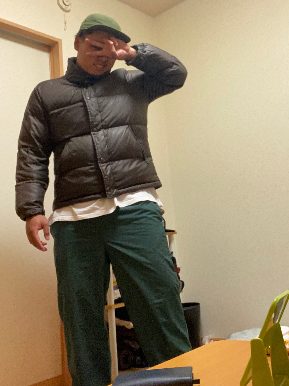 グリーン系のダウンジャケット/コート、グリーン系のその他パンツ、グリーン系のキャップを着用したメンズの夏コーディネートの1枚目の写真