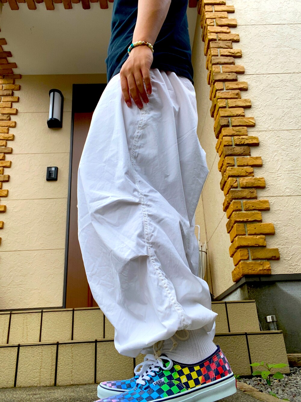 「ビッグシルエット、オーバーサイズ、おしゃれさんと繋がりたい、ストリートコーデ、古着、スノーカモパンツ、タンクトップ、バンズ」｜「スノーカモパンツのアイテム（その他パンツ、ホワイト系）」を使った、ひなちゃんさん（メンズ・181cm）の夏コーディネートの1枚目の写真