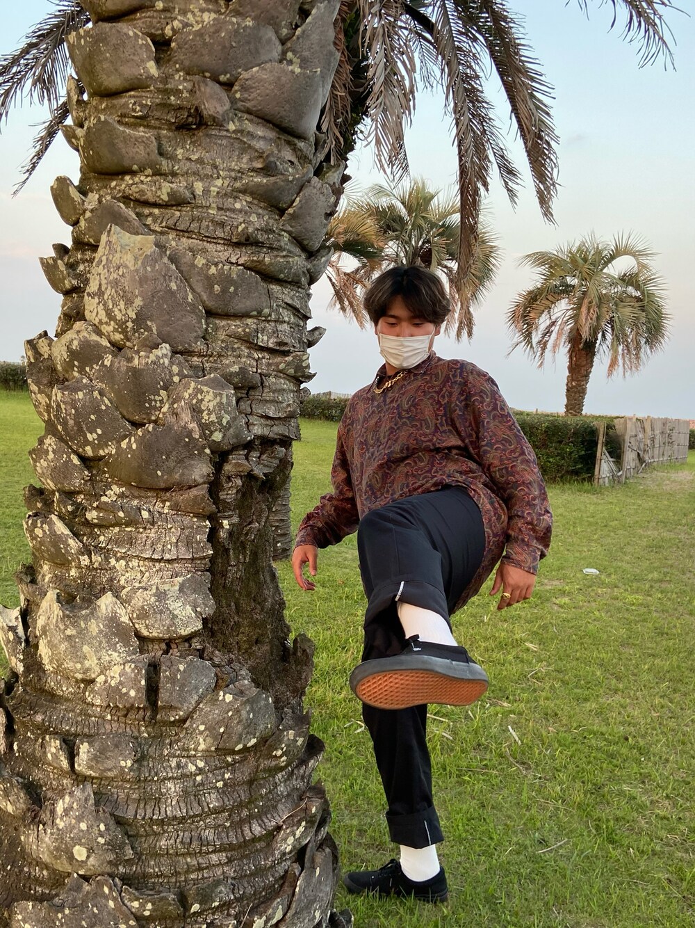 「柄シャツ、ワコマリア、リラックススタイル、バンズ、海」｜「NAUTICAのアイテム（シャツ/ブラウス、グリーン系）」を使った、ひなちゃんさん（メンズ・181cm）の秋コーディネートの1枚目の写真