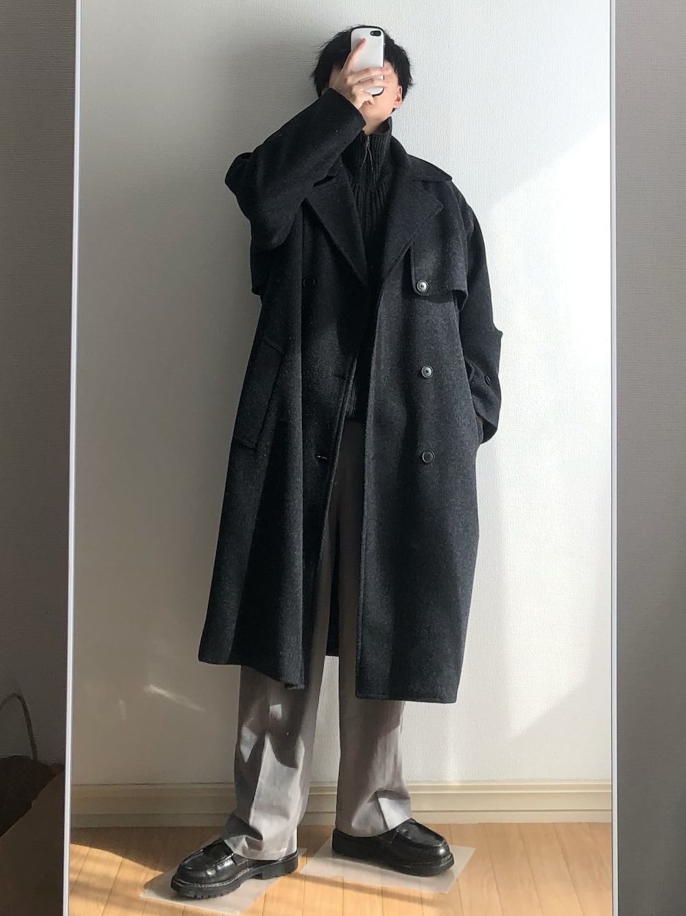 「春のおしゃ見えテクニック、春ファッション、春コーデ、コート、ドライバーズニット、スラックス、ワイドパンツ、ローファー、remer、モノトーン、低身長、低身長コーデ、モノトーンコーデ、春アウター、シンプル」｜「MONO-MARTのオーバーサイズ メルトンラグランスリーブロングトレンチコート（トレンチコート、グレー系）」を使った、Rionさん（メンズ・164cm）の春コーディネートの1枚目の写真