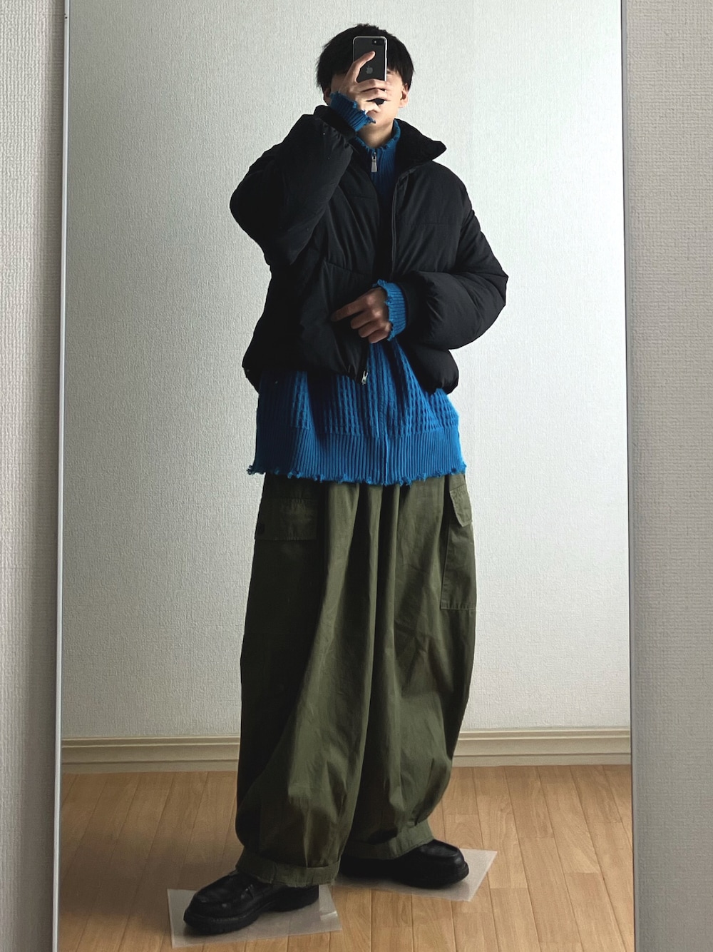 「ダウンジャケット、ドライバーズニット、カーゴパンツ、ショート丈アウター、ニット、ワイドパンツ、ローファー、グリーン、ブルー、低身長、低身長コーデ、FEKETE、harvesty、カジュアルコーデ、古着男子」｜「HARVESTYのHARVESTY / ハーベスティ CIRCUS CARGO PANTS（カーゴパンツ、グリーン系）」を使った、Rionさん（メンズ・164cm）の冬コーディネートの1枚目の写真