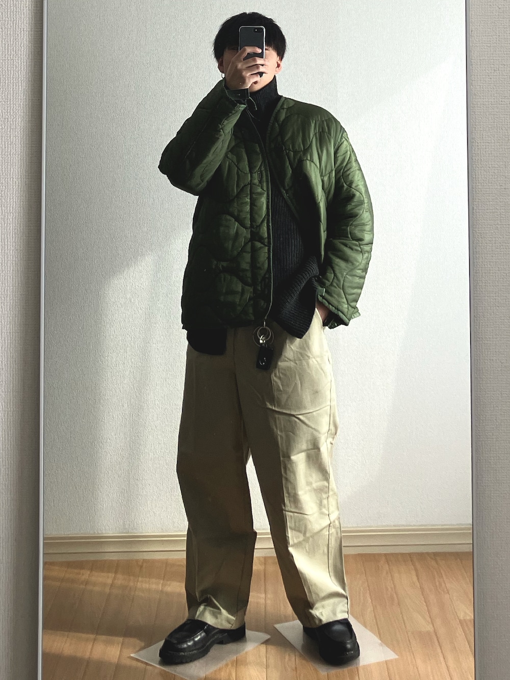 「古着、キルティングジャケット、ワイドパンツ、ローファー、ドライバーズニット、ミリタリー、ミリタリーコーデ、グリーン、ブラック、ベージュ、古着コーデ、低身長、低身長コーデ、アースカラー、シンプルコーデ」｜「usdのアイテム（チノパンツ、ベージュ系）」を使った、Rionさん（メンズ・164cm）の冬コーディネートの1枚目の写真