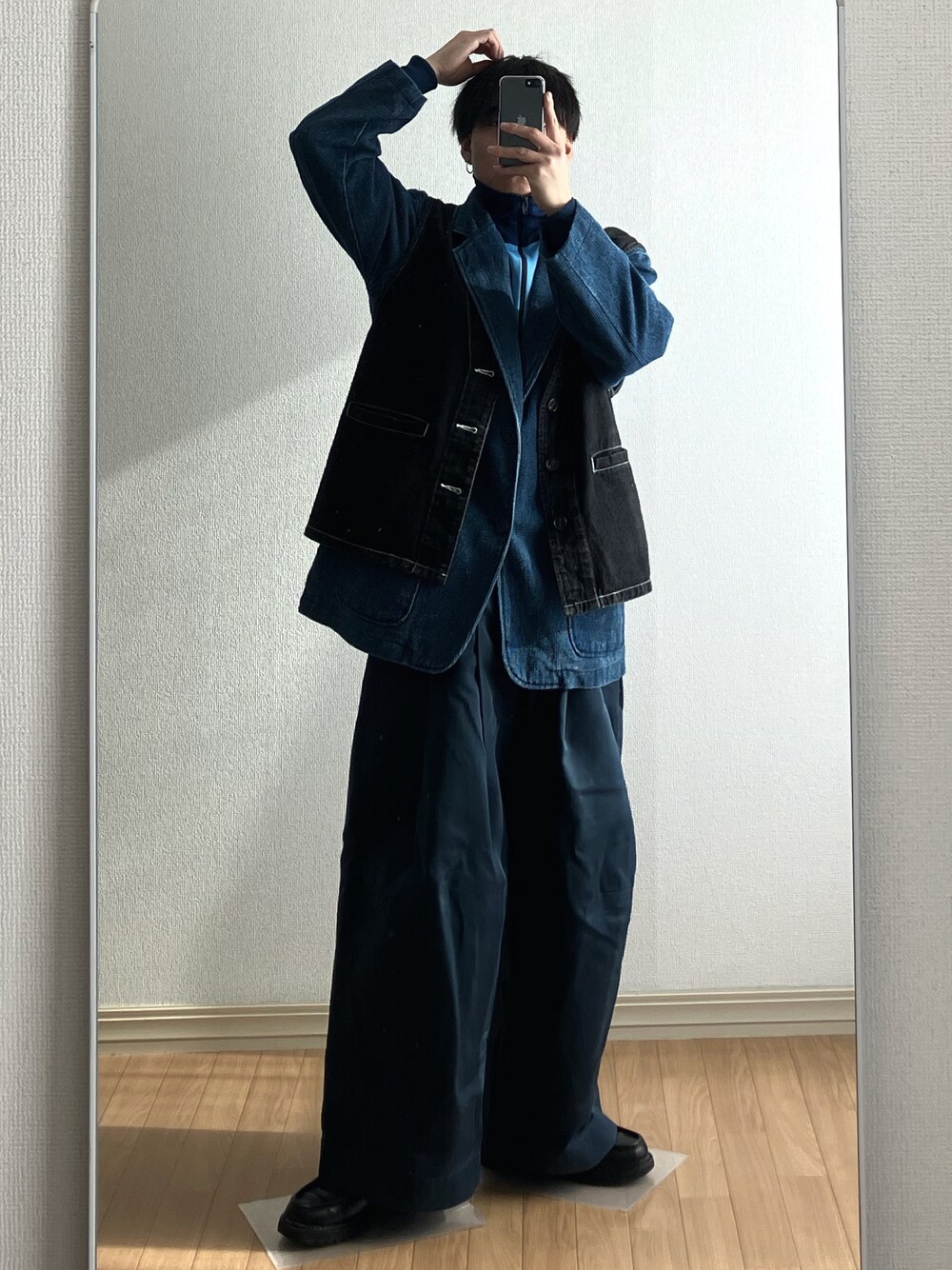 「テーラードジャケット、ジレ、トラックジャケット、ワイドパンツ、ローファー、ブルー、ブラック、epnok、SHINYA KOZUKA、古着MIX、古着、低身長、低身長コーデ、カジュアルコーデ、革靴」｜「SHINYAKOZUKAのアイテム（パンツ、ブルー系）」を使った、Rionさん（メンズ・164cm）の冬コーディネートの1枚目の写真