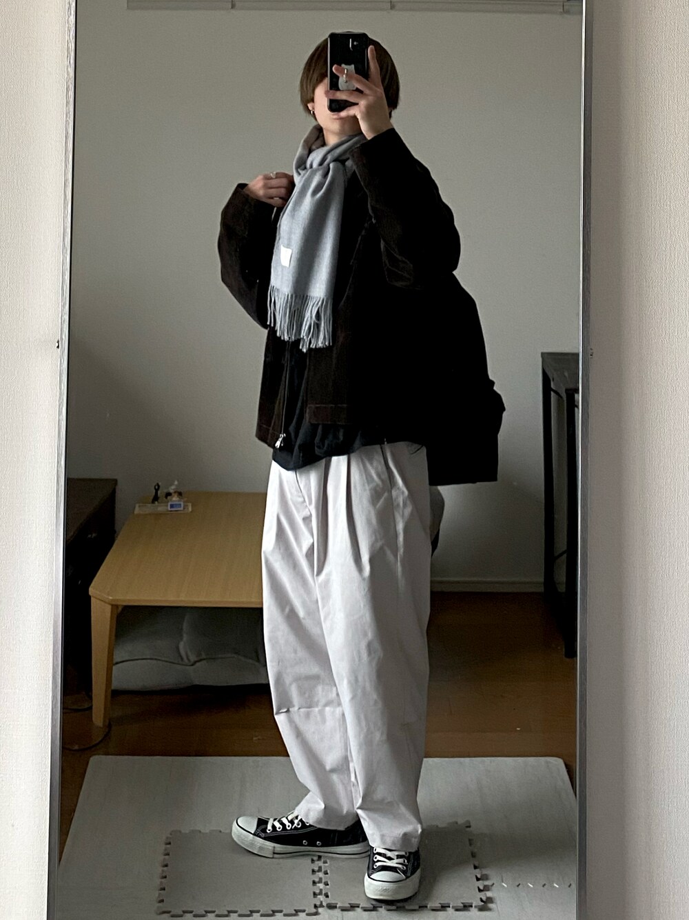「オーバーサイズ、マフラー、ショートブルゾン、ワイドパンツ、バッグ、スニーカー、WYM、RUUBON、converse、niko and ...、epnok、ゆるコーデ、低身長、低身長コーデ」｜「epnokのタックオーバーロンT（Tシャツ/カットソー、ブラック系）」を使った、Rionさん（メンズ・165cm）の冬コーディネートの1枚目の写真