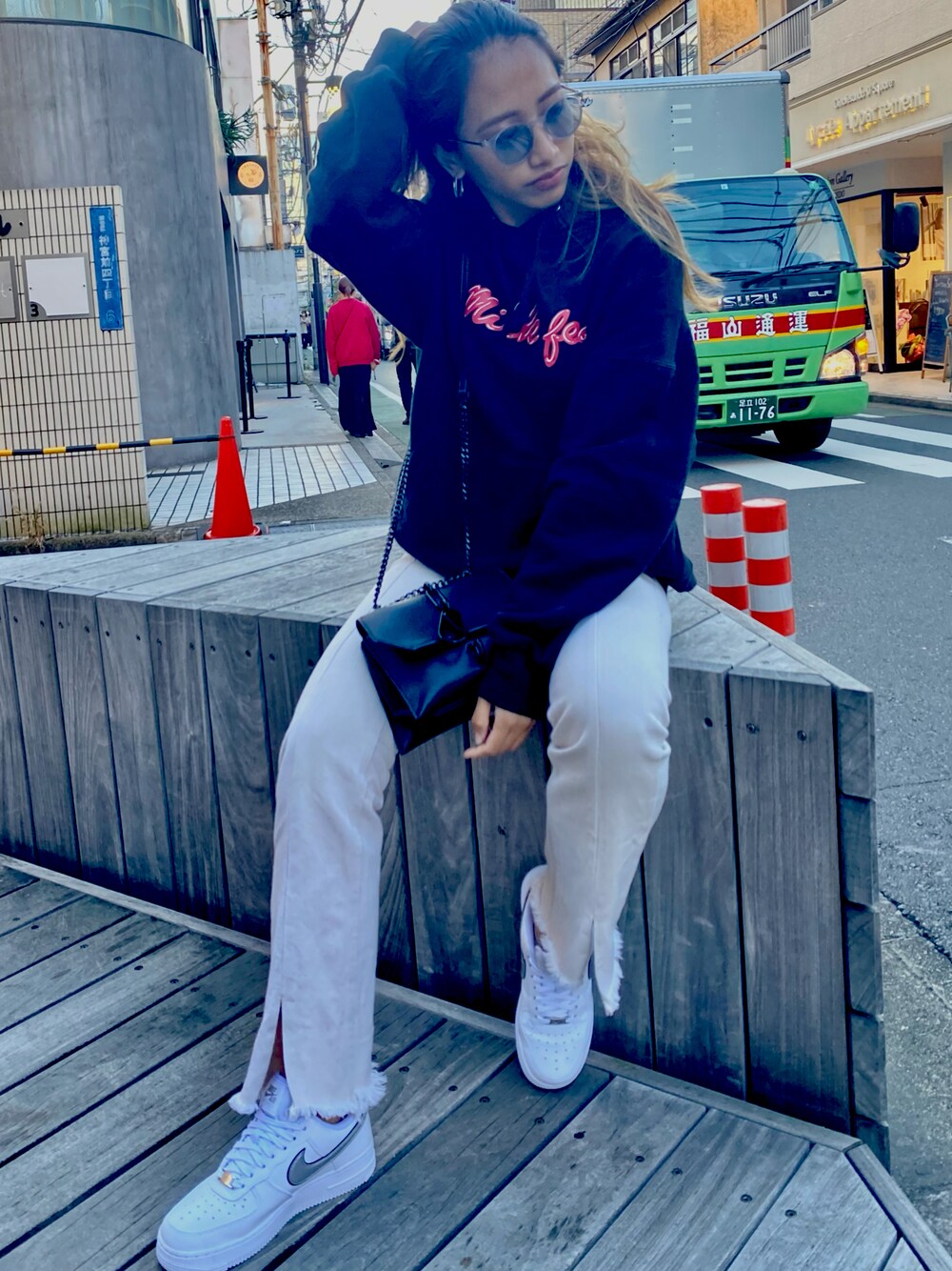 「休日コーデ、今日のコーデ、おしゃれさんと繋がりたい、低身長コーデ、オーバーサイズ、デニムコーデ、秋冬コーデ、メンズライクコーデ、メンズライク女子、メンズライク女子とつながりたい、エアフォースワン、パーカーコーデ、MILKFED.」｜「MILKFED.のCHENILLE ICING SWEAT HOODIE（パーカー、ブラック系）」を使った、Aya BaGoさん（レディース・155cm）の秋コーディネートの1枚目の写真