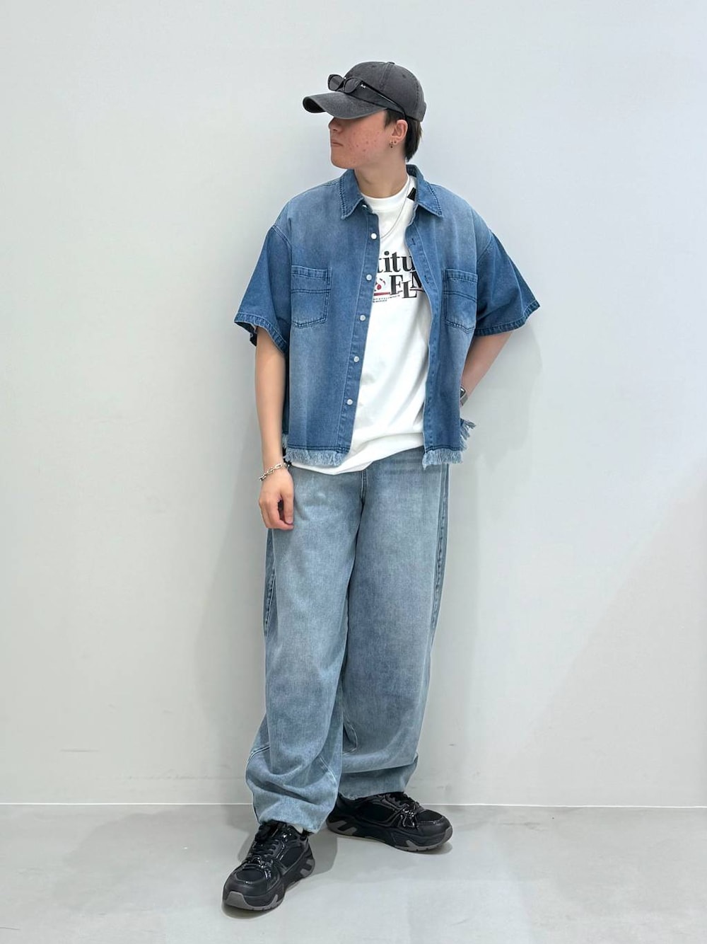 ブルー系のデニムパンツ、ホワイト系のTシャツ/カットソー、ブルー系のデニムジャケットを着用したメンズの夏コーディネートの1枚目の写真