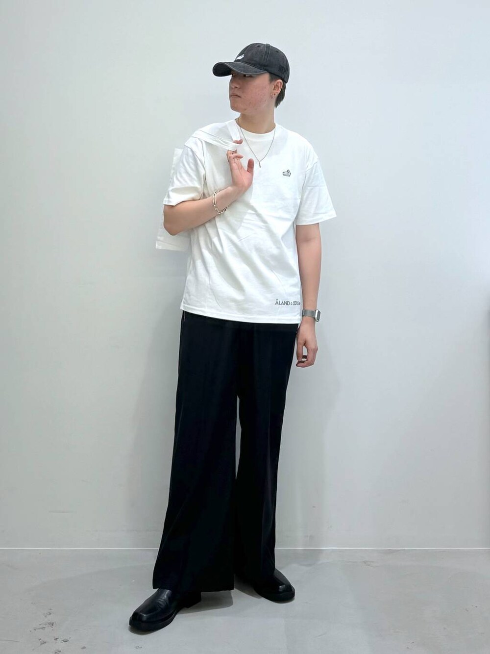 「韓国系、ユニセックス、韓国ファッション、夏コーデ、この夏の推しアイテム、ALAND、キャップ、Tシャツ、パンツ、スラックス、ワイドパンツ、ブーツ、バッグ、トートバッグ」｜「3.3 Field Trip の3.3 Field Trip／サイドジップブーツ 2103658（ブーツ、ブラック系）」を使った、Rikutoさん（メンズ・178cm）の夏コーディネートの1枚目の写真