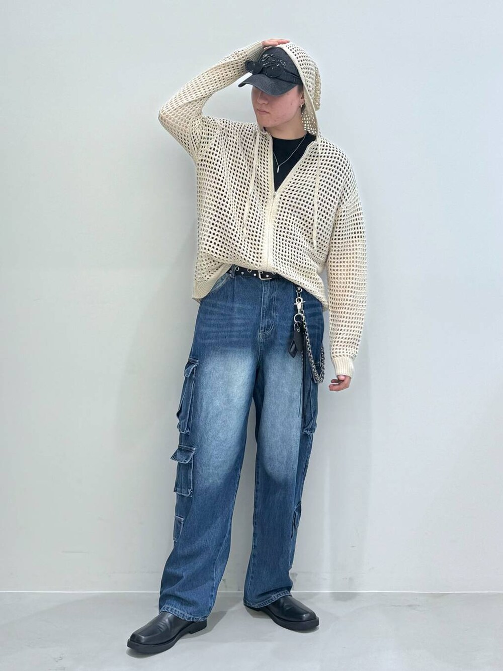 ブラック系のブーツ、ブラック系のTシャツ/カットソー、ブルー系のデニムパンツを着用したメンズの秋コーディネートの1枚目の写真