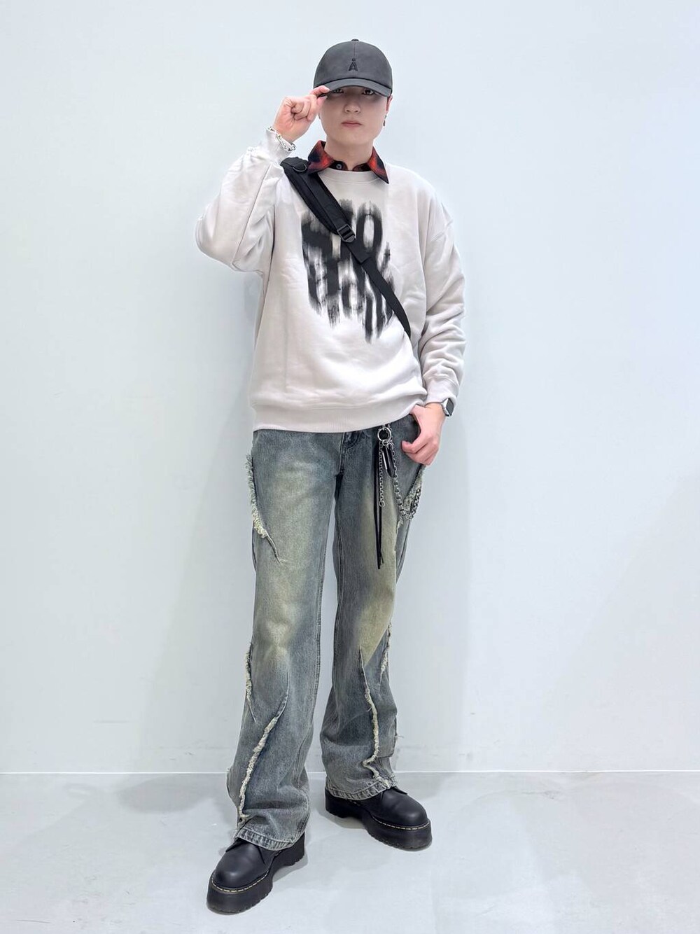 ブラック系のバックパック/リュック、レッド系のシャツ/ブラウス、グレー系のスウェットを着用したメンズの冬コーディネートの1枚目の写真