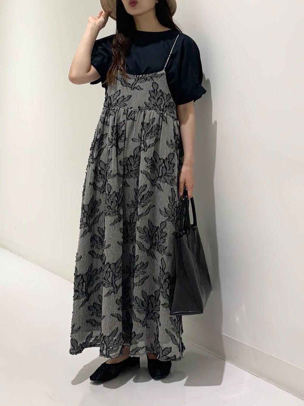 ブラック系のバレエシューズ、ブラック系のTシャツ/カットソー、ブラック系のトートバッグを着用したレディースの春コーディネートの1枚目の写真