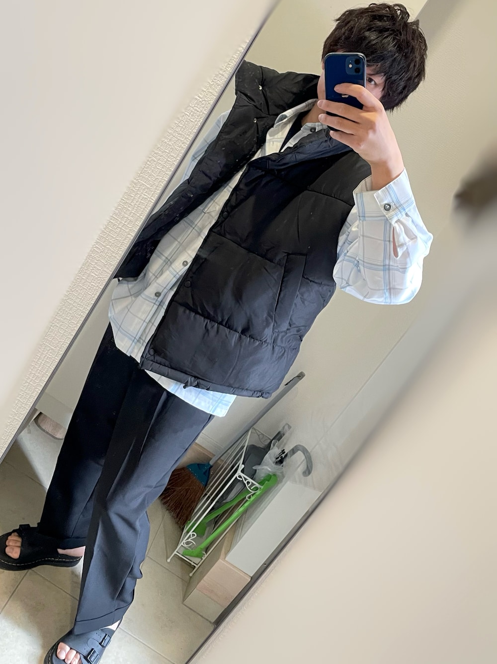 「春服、メンズファッション、オーバーサイズ、ベスト」｜「ETELIOのセンタープレスロールアップスラックス（スラックス、ブラック系）」を使った、chocodollさん（メンズ・185cm）の冬コーディネートの1枚目の写真