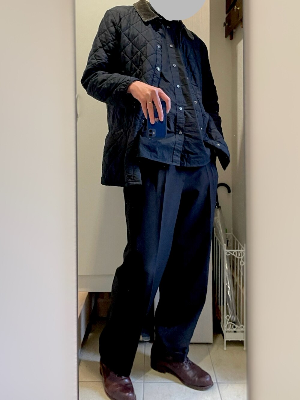 「春服コーデ、シンプルスタイル、モノトーン、おしゃれさんと繋がりたい、ブーツ」｜「Barbourの【LIDDESDALE / リデスデイル】キルティング ブルゾン （スリムフィット）（ブルゾン、ブラック系）」を使った、chocodollさん（メンズ・185cm）の春コーディネートの1枚目の写真